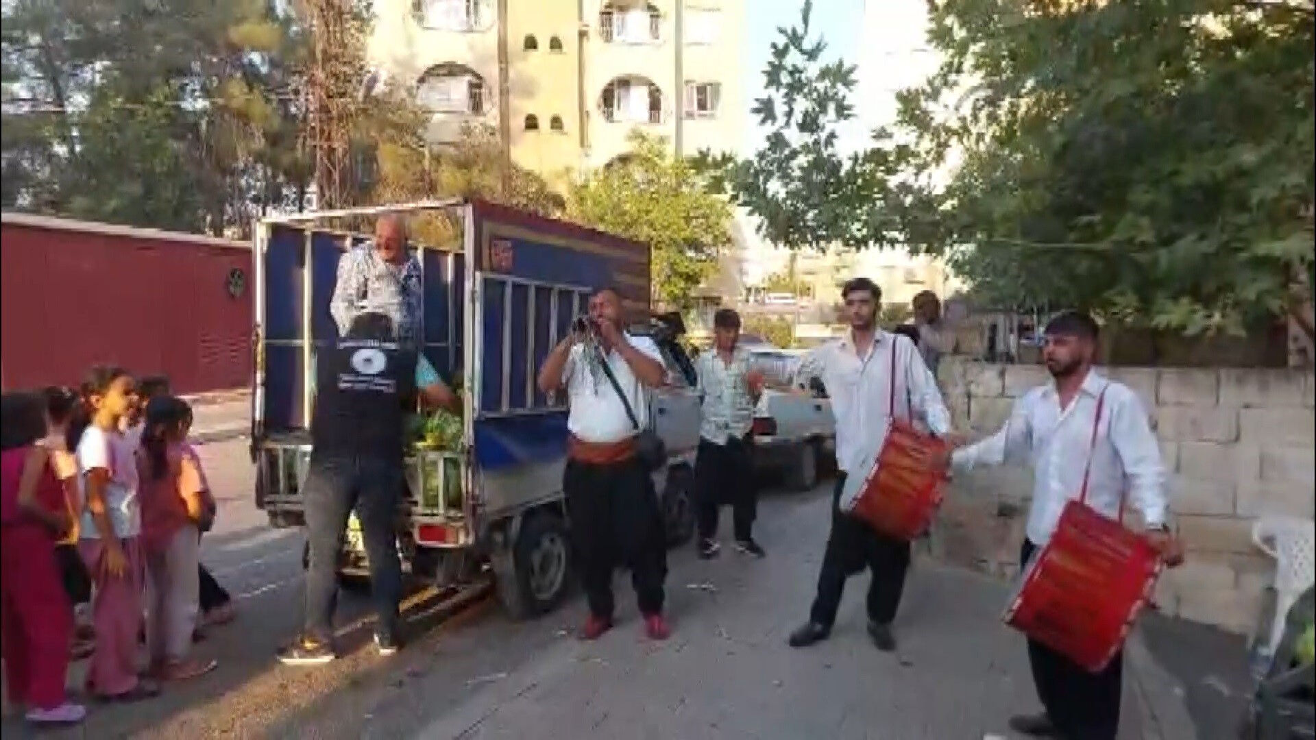 Tarlada para etmeyince vatandaşa ücretsiz dağıttı! 7 ton 10 dakikada tükendi - 3. Resim