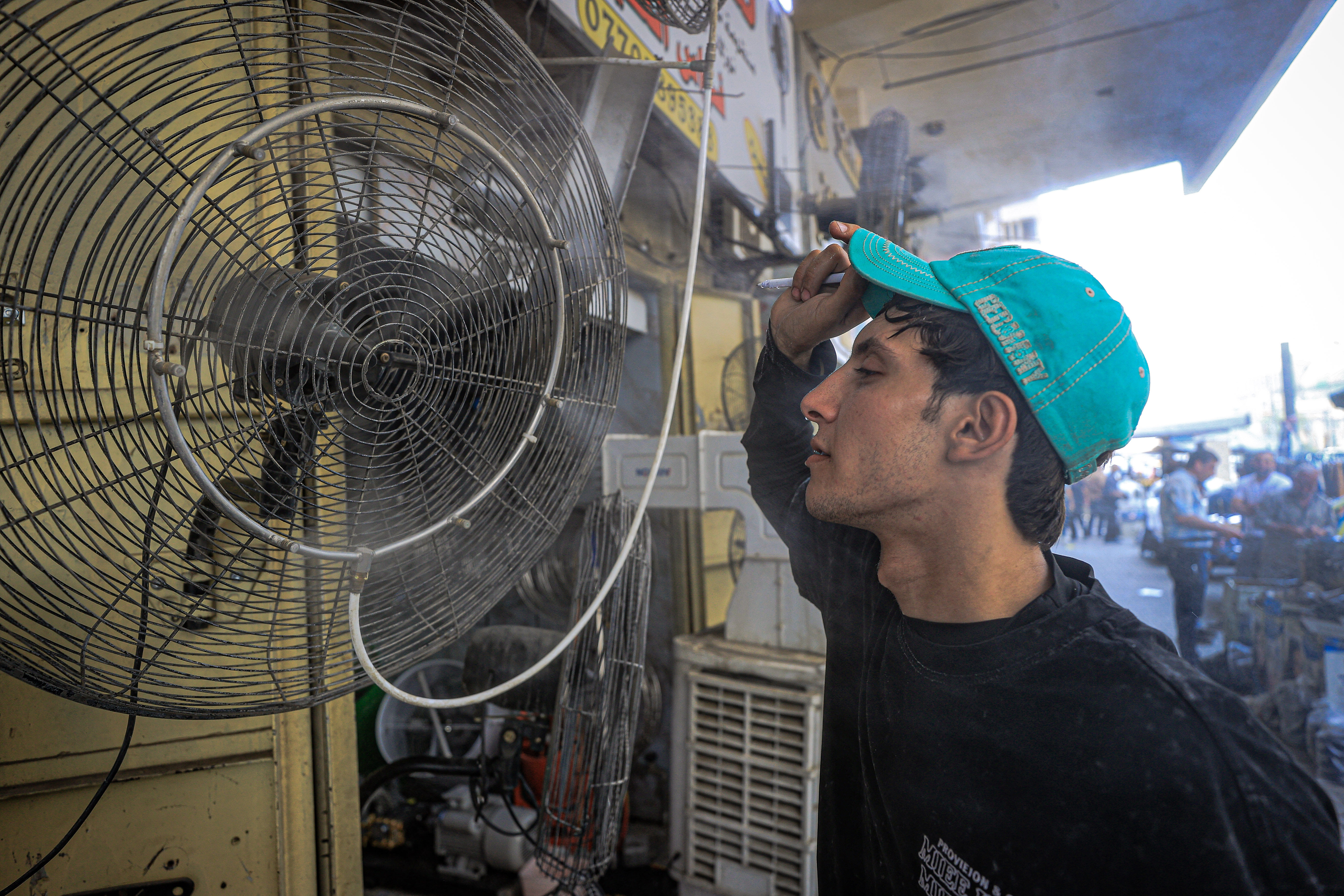 Termometre 46'yı gösterdi, işçi ve esnaf kavruldu!