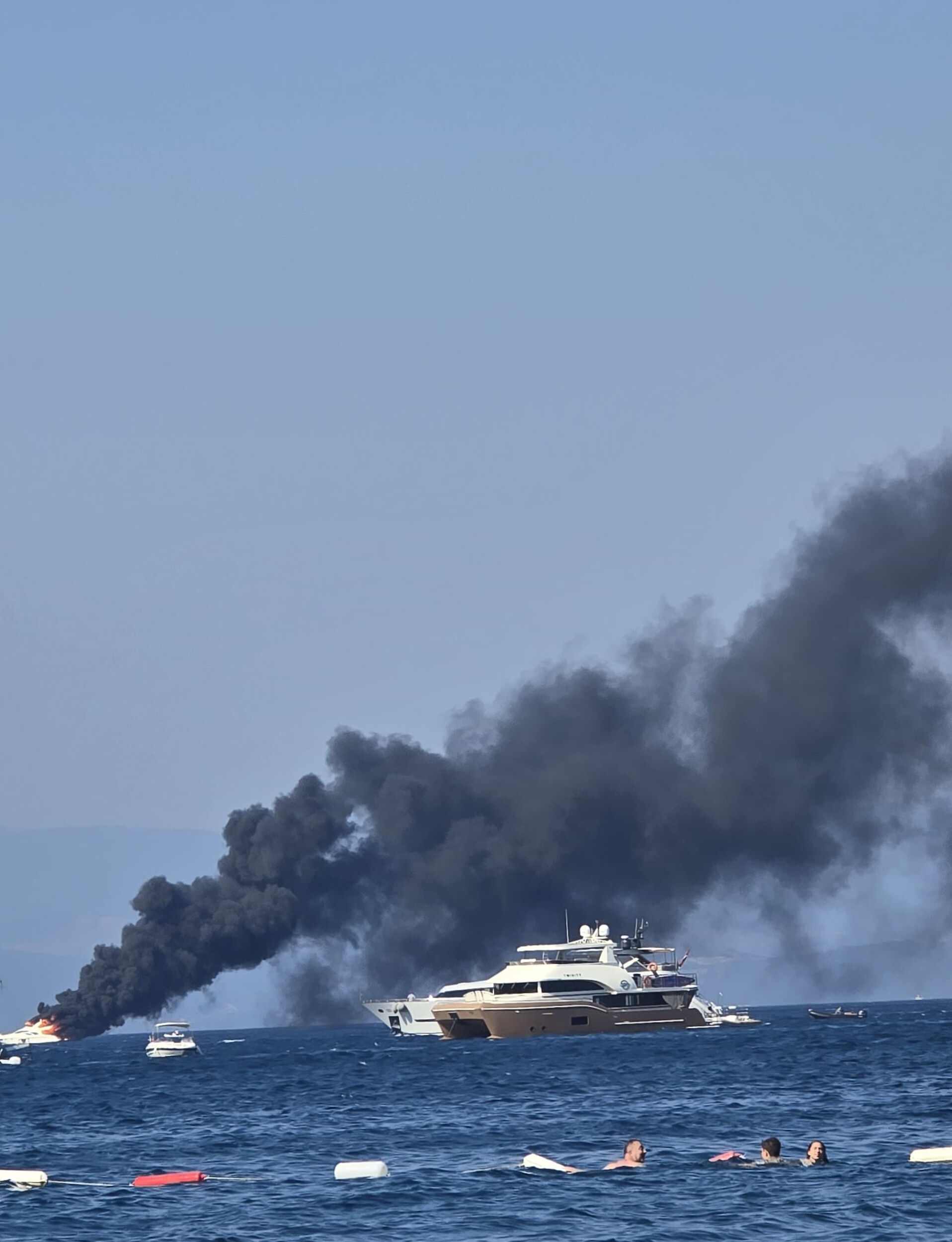 1,5 milyon dolarlık zarar! Bodrum cayır cayır yanan lüks yat battı - 1. Resim