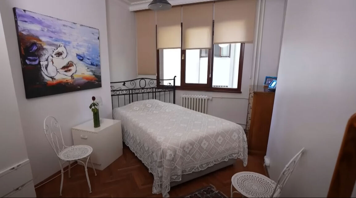 Adeta bir müze! Oyuncu Tiraje Başaran'ın evi gündem oldu: Bir bakan bir daha baktı... - 4. Resim