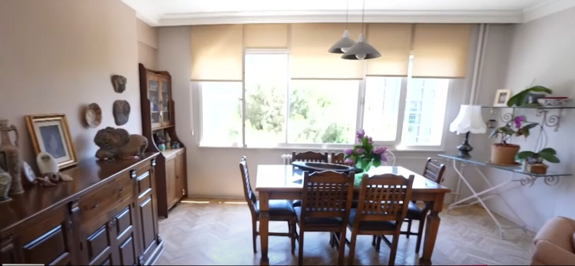 Adeta bir müze! Oyuncu Tiraje Başaran'ın evi gündem oldu: Bir bakan bir daha baktı... - 2. Resim