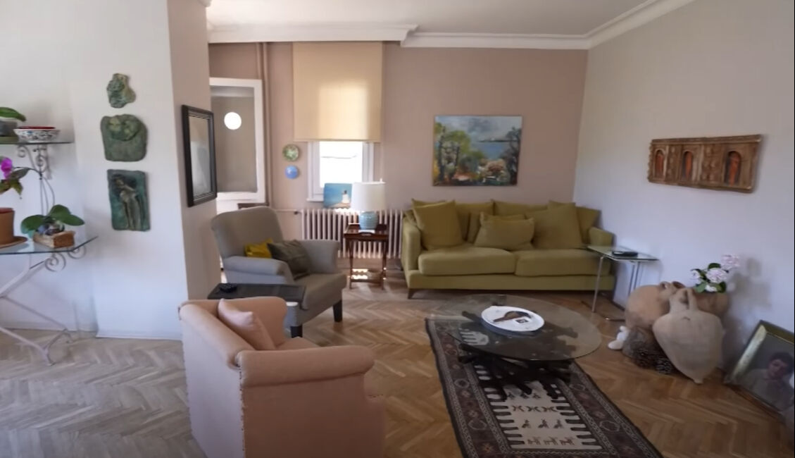 Adeta bir müze! Oyuncu Tiraje Başaran'ın evi gündem oldu: Bir bakan bir daha baktı... - 1. Resim