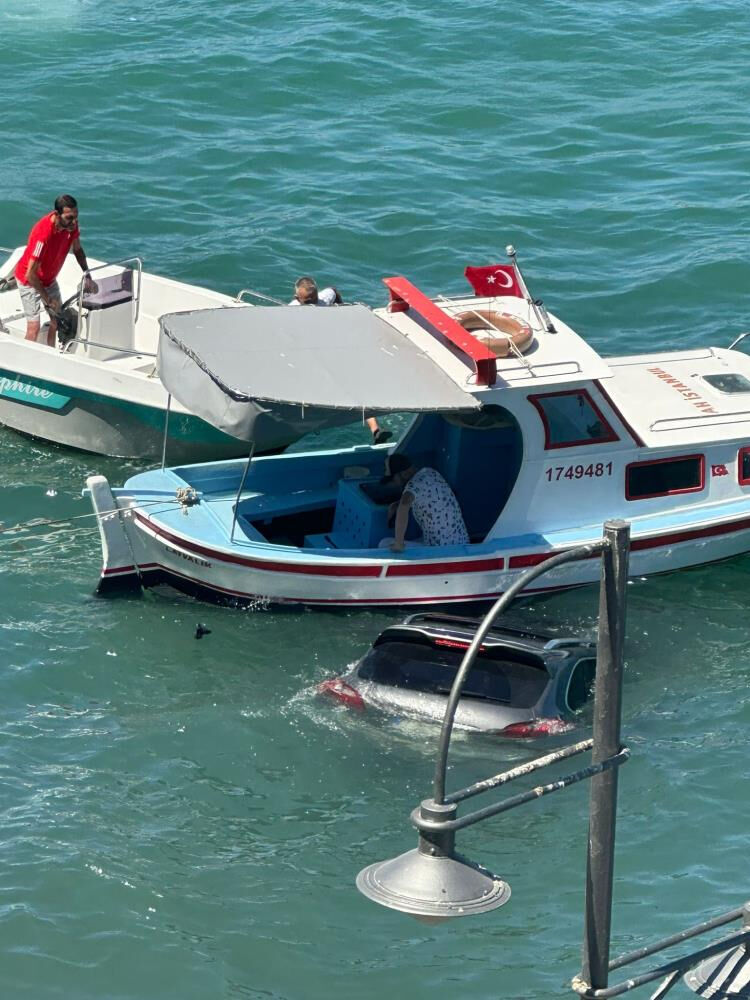 Aracıyla denize uçtu! Dakikalarca tavanda kurtarılmayı bekledi - 1. Resim