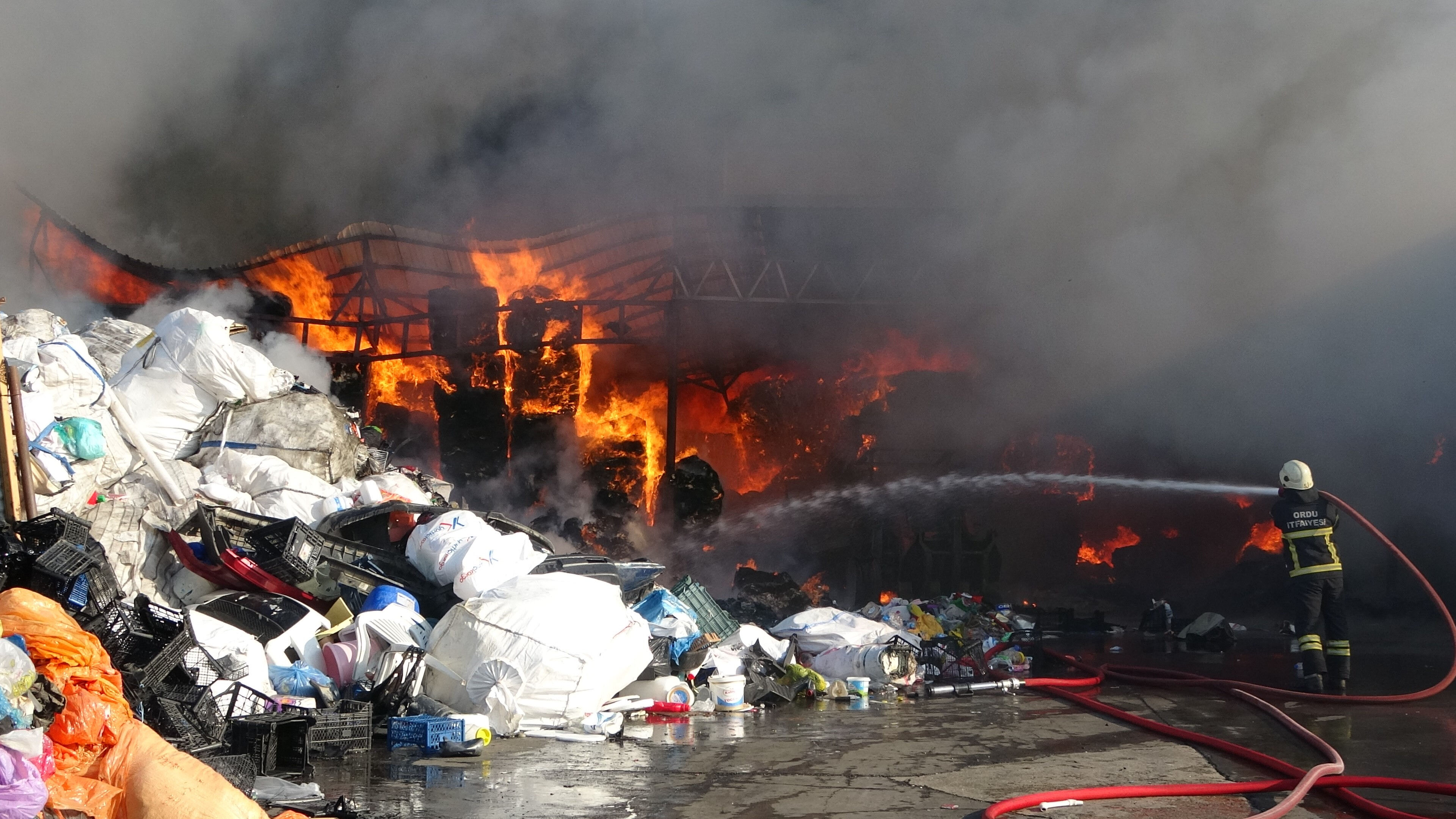 Bir yangın da Ordu'dan! Geri dönüşüm tesisinde yükselen alevlere müdahale ediliyor - 1. Resim