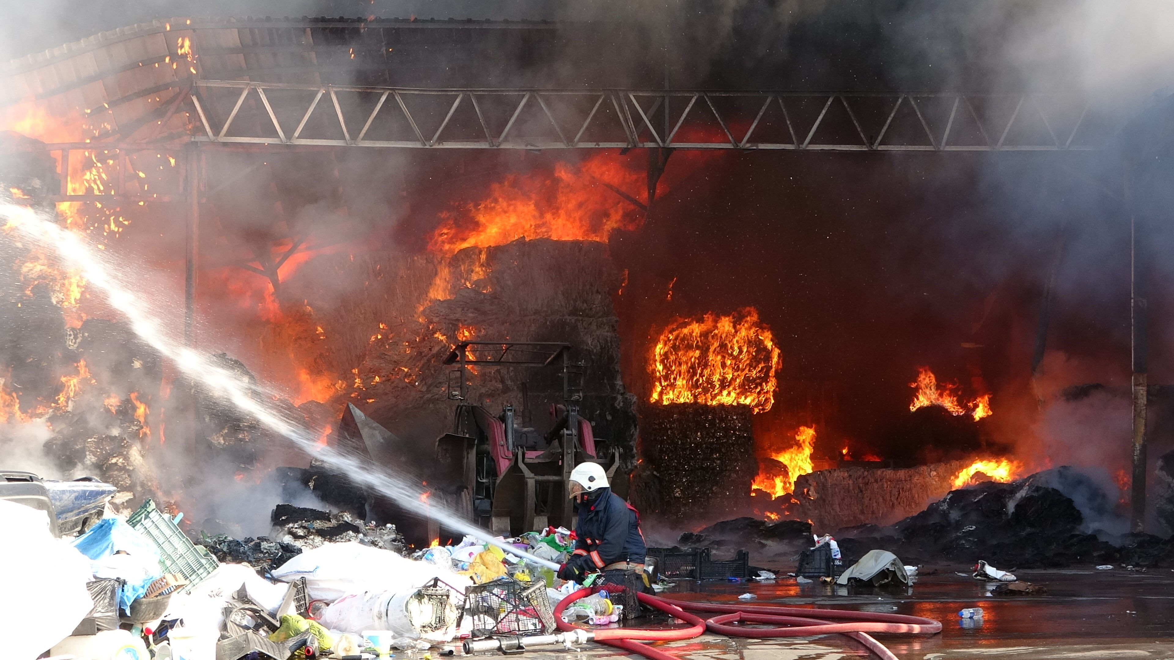 Bir yangın da Ordu'dan! Geri dönüşüm tesisinde yükselen alevlere müdahale ediliyor - 3. Resim