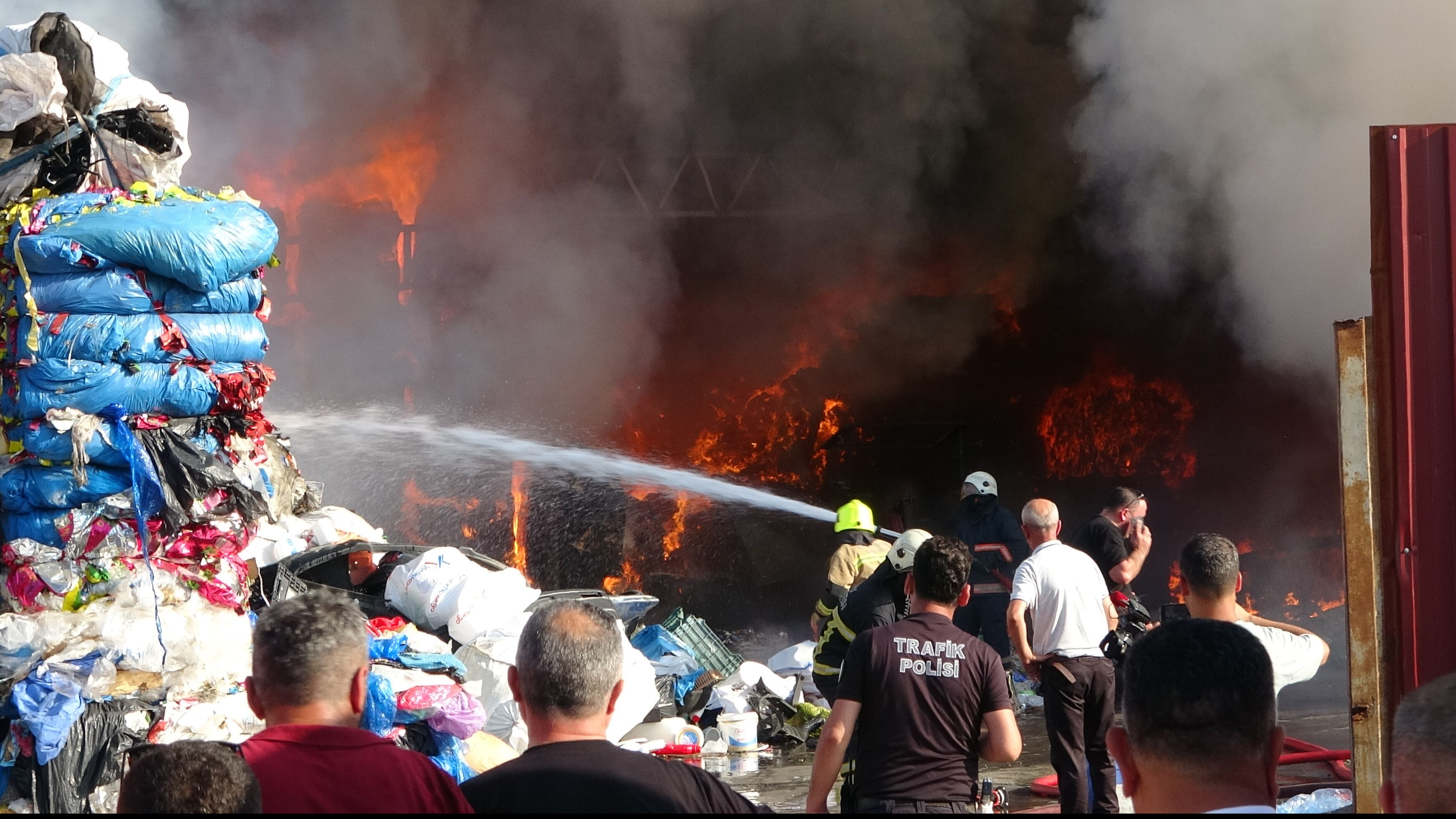 Bir yangın da Ordu'dan! Geri dönüşüm tesisinde yükselen alevlere müdahale ediliyor - 2. Resim