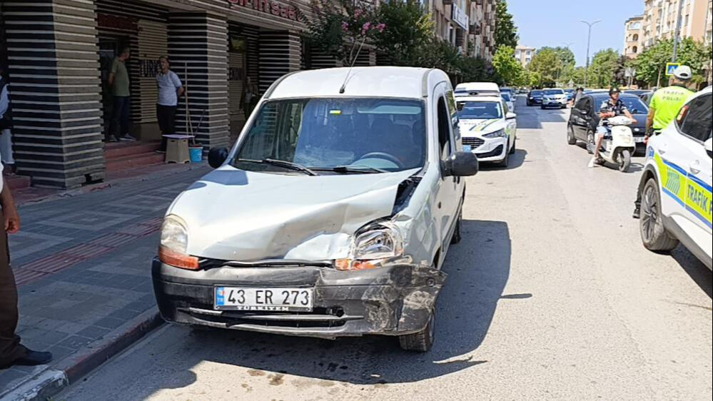 Bursa'da iki ara&ccedil; kafa kafaya &ccedil;arpıştı: Yaralılar var - 1. Resim