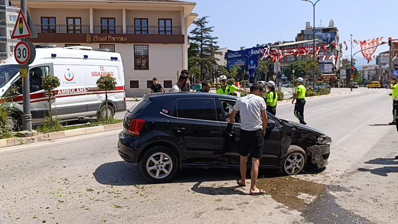Bursa'da iki araç kafa kafaya çarpıştı: Yaralılar var Bursa'da iki araç kafa kafaya çarpıştı: Yaralılar var