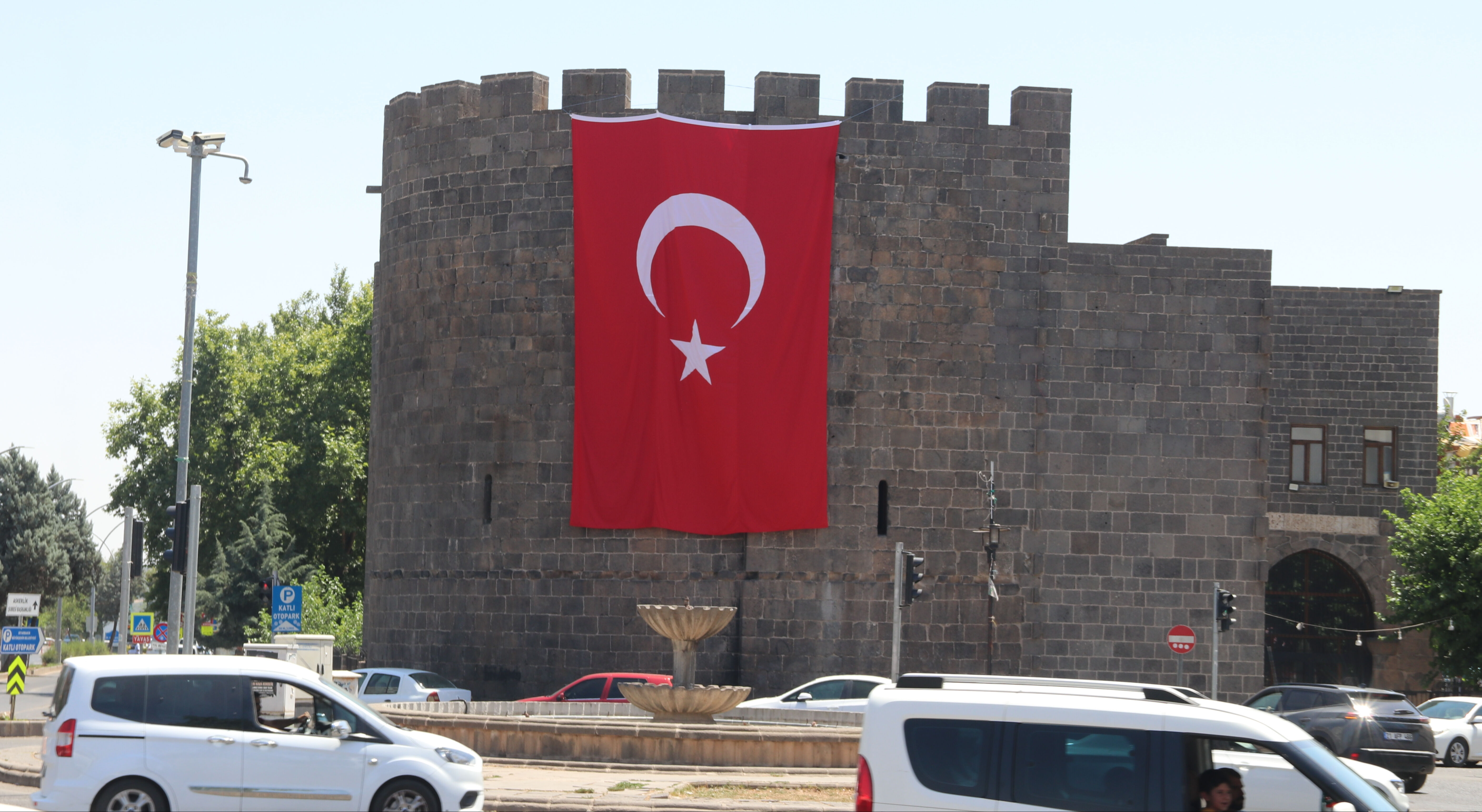 Cumhurbaşkanı Erdoğan'ın sözleri sonrası yurdun dört bir yanı Türk bayraklarıyla donatıldı - 1. Resim