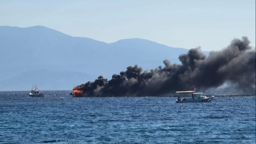 Dalyan Marina’da lüks yat yandı! Deniz itfaiyesi seferber oldu - 3. Resim