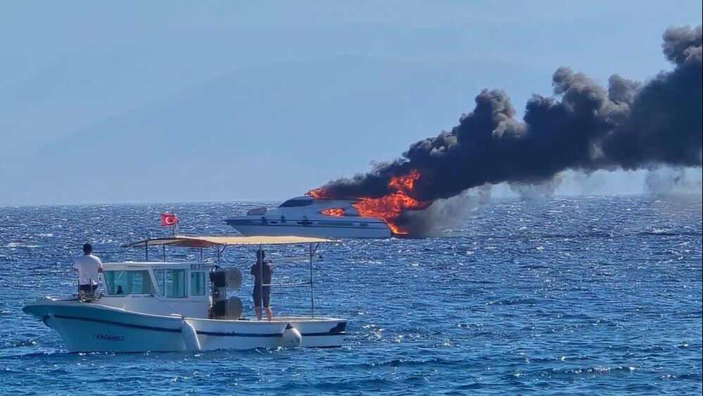 Dalyan Marina’da lüks yat yandı! Deniz itfaiyesi seferber oldu - 1. Resim