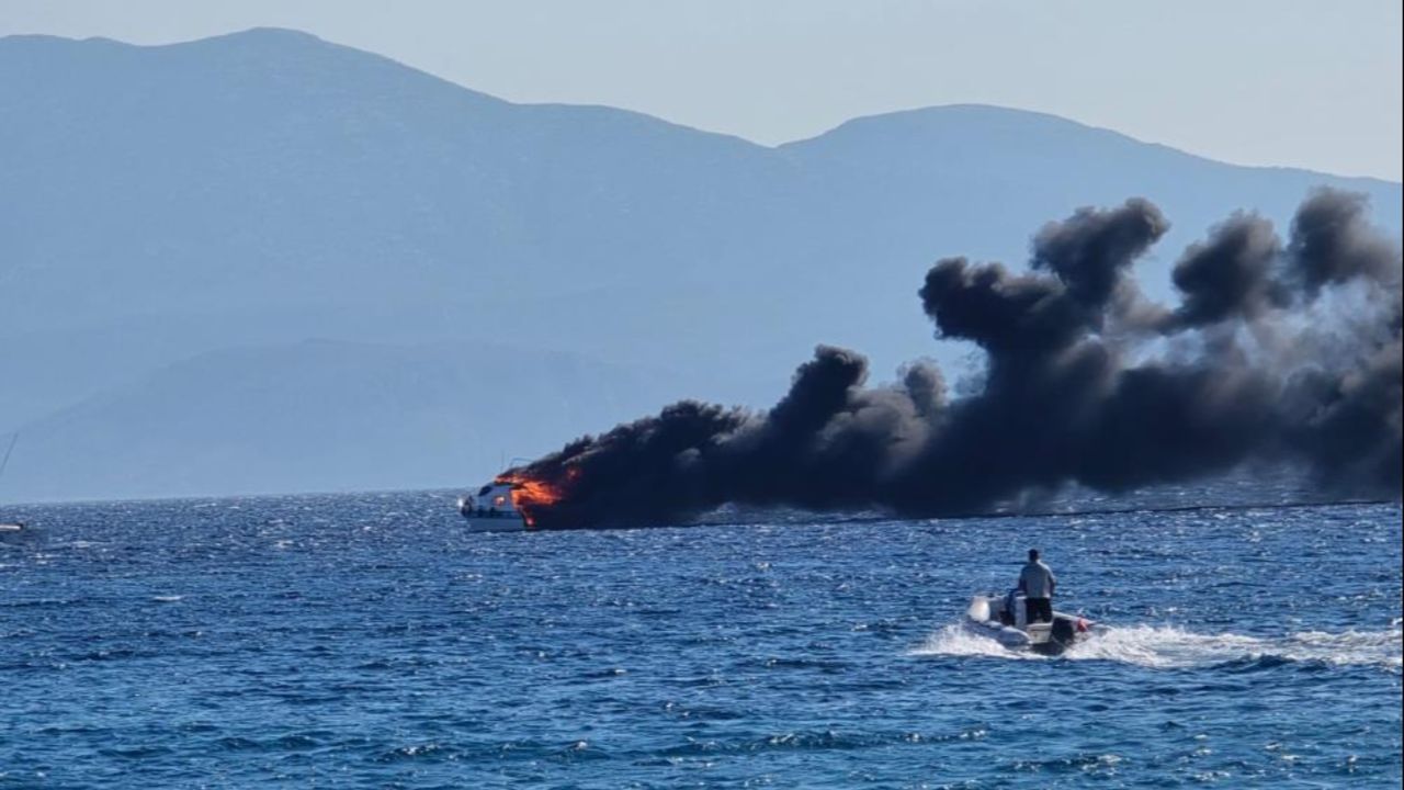 Dalyan Marina’da lüks yat yandı! Deniz itfaiyesi seferber oldu Dalyan Marina’da lüks yat yandı! Deniz itfaiyesi seferber oldu