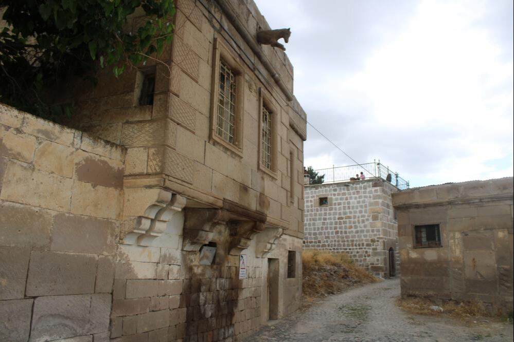 Dedesinden kalan konağı temizlerken buldu! İki bin yıllık el izleriyle yaşıyor - 1. Resim