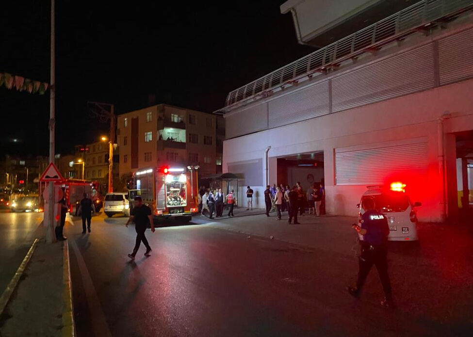 D&uuml;ğ&uuml;n değil korku filmi! İnsanlar hastanelik oldu... Her yer karanlığa b&uuml;r&uuml;nd&uuml;, dumanlar yayıldı - 4. Resim