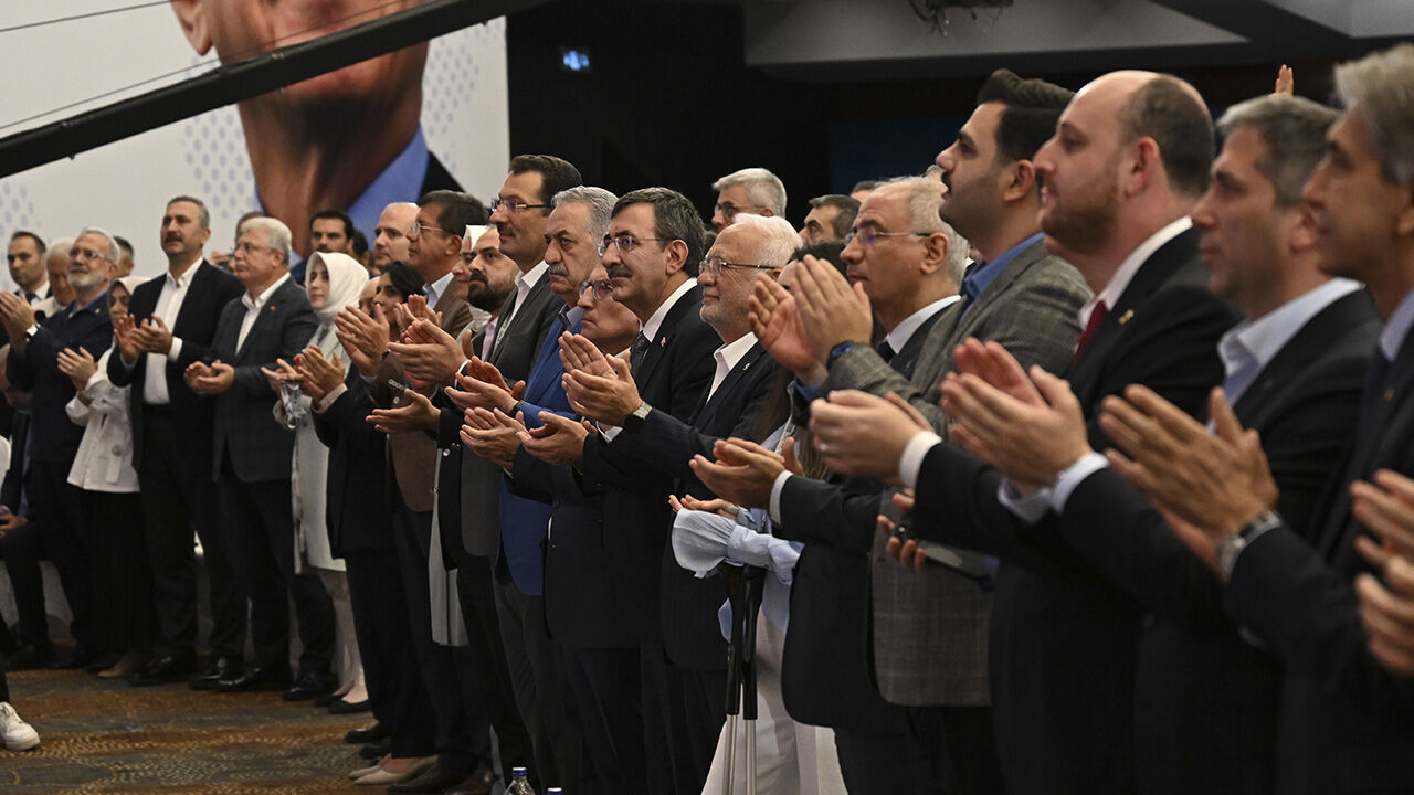 Erdoğan konuştu, salon ayakta alkışladı! Özgür Özel'e 'ümmetçilik' tepkisi - 2. Resim