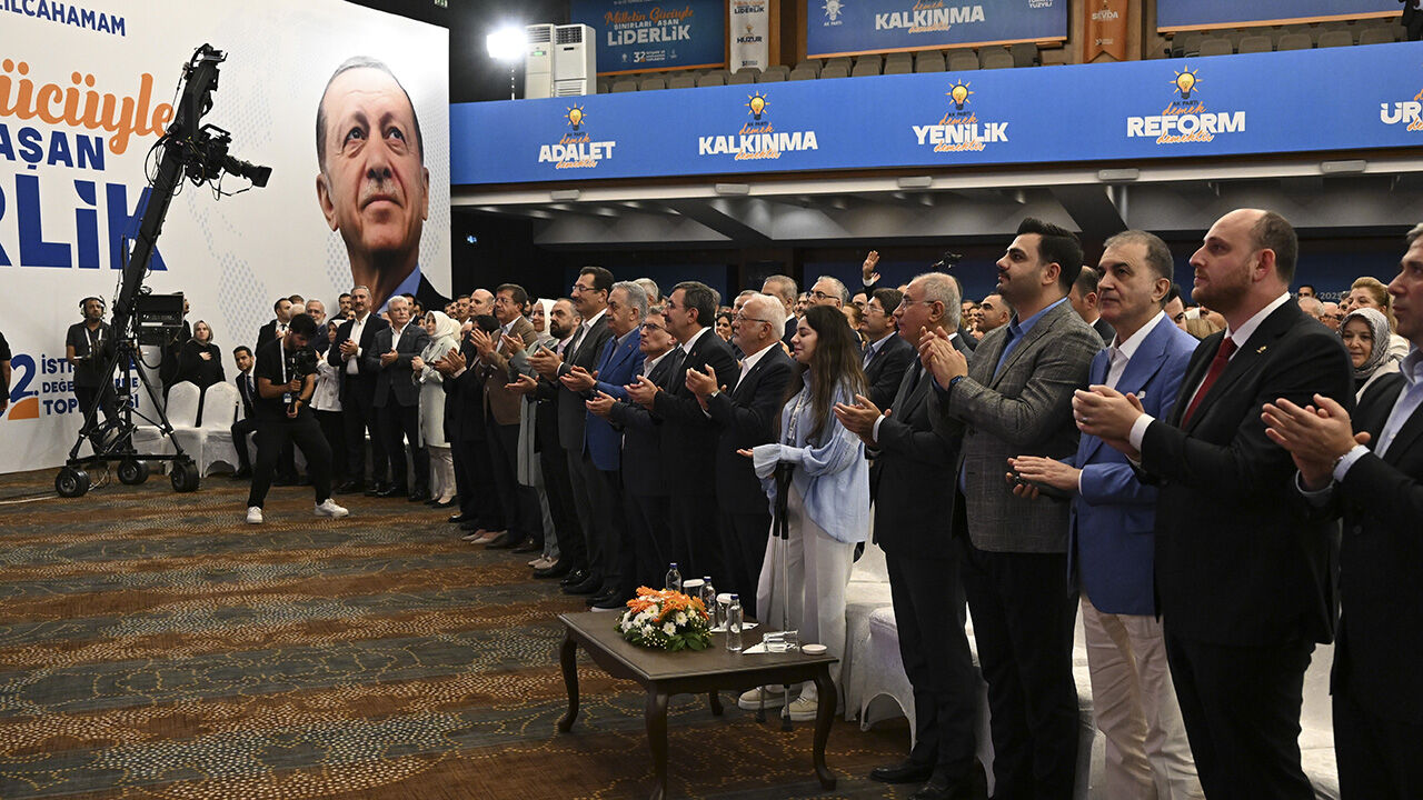 Erdoğan konuştu, salon ayakta alkışladı! Özgür Özel'e 'ümmetçilik' tepkisi - 3. Resim