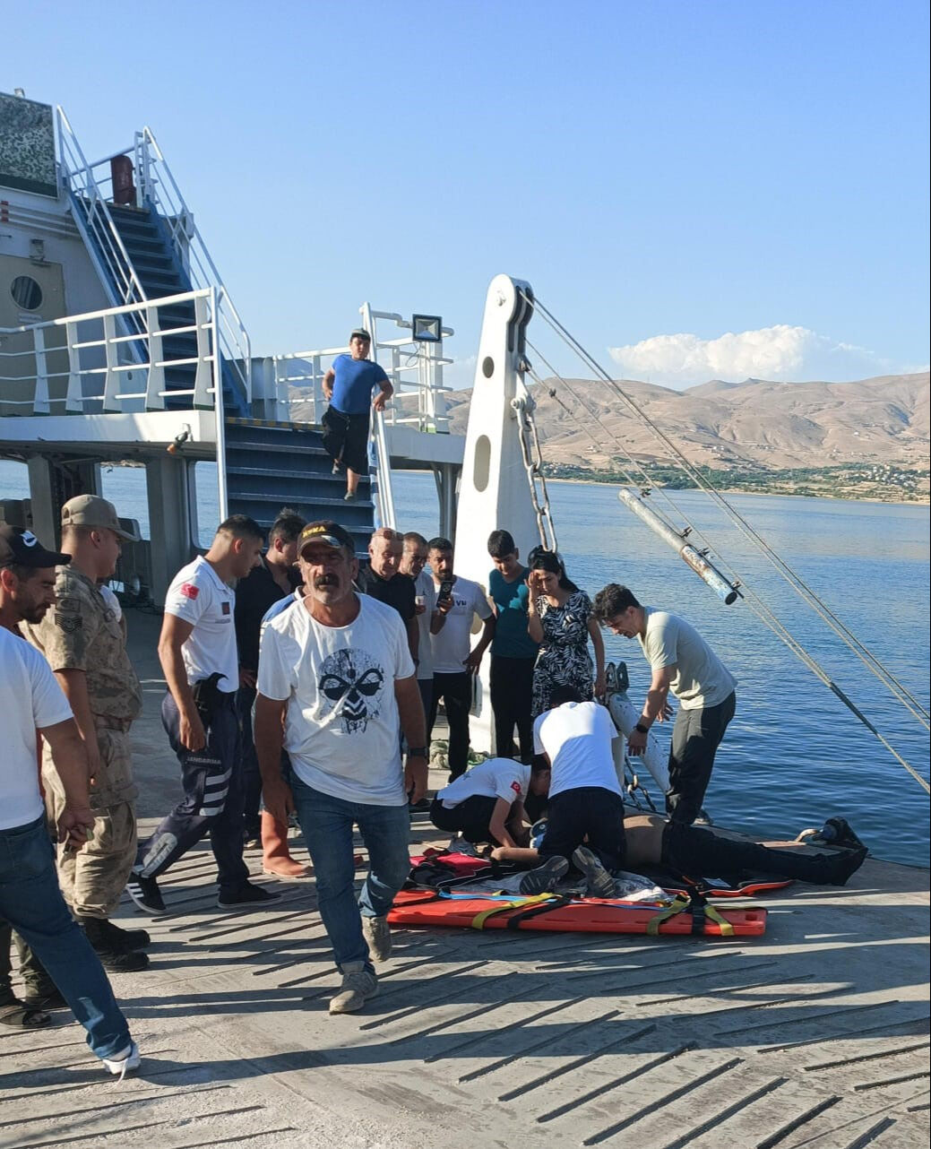 Feribotta panik anları! Bir anda suya atladı, vatandaşlar kurtardı - 1. Resim