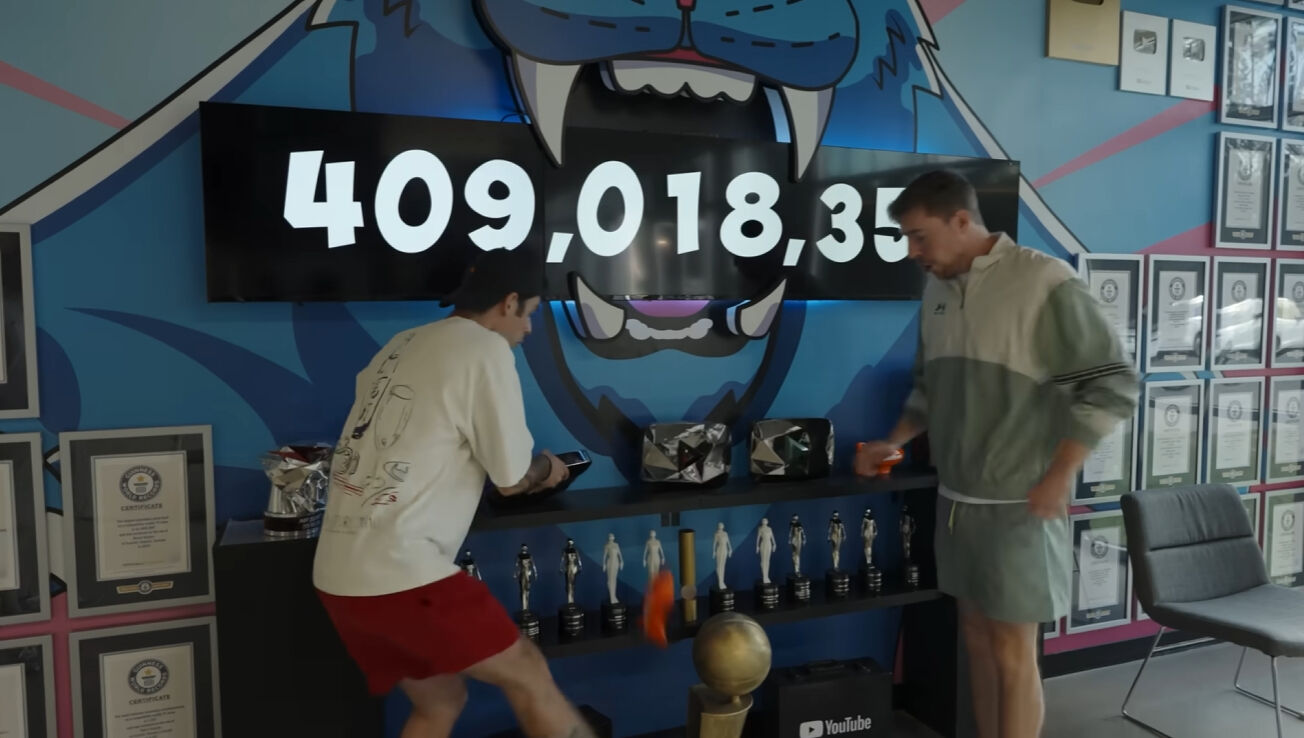 MrBeast’in 100 milyon dolarlık stüdyosu! YouTube'un 1 numarasına Türk ziyareti Orkun Işıtmak, Mr. Beast'in YouTube plaketlerinin sergilendiği bölümde bir ürünü düşürdü.
