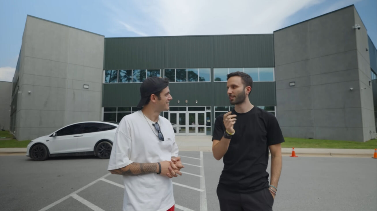 MrBeast’in 100 milyon dolarlık stüdyosu! YouTube'un 1 numarasına Türk ziyareti Sinan Deriş, 1,5 yıldır Mr. Beast'in Pazarlama Direktörü (Head of Marketing) olarak çalışıyor.