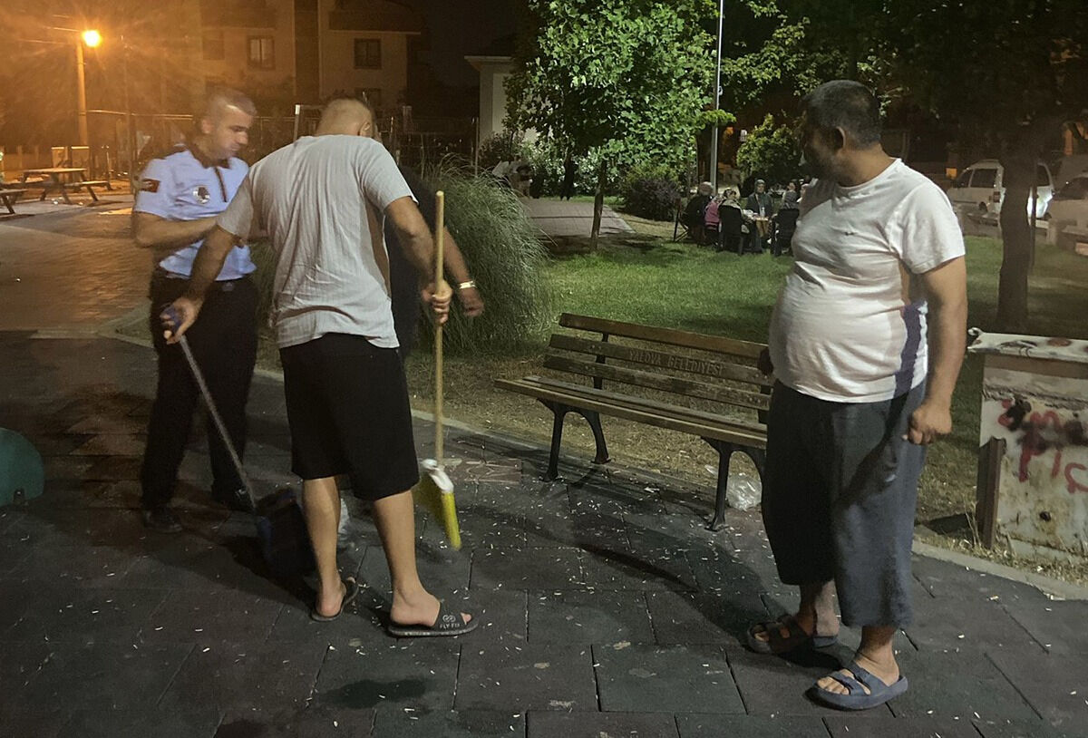 Zabıta güvenlik kamerasından fark etti! Çekirdek kabukları başlarına iş açtı - 1. Resim