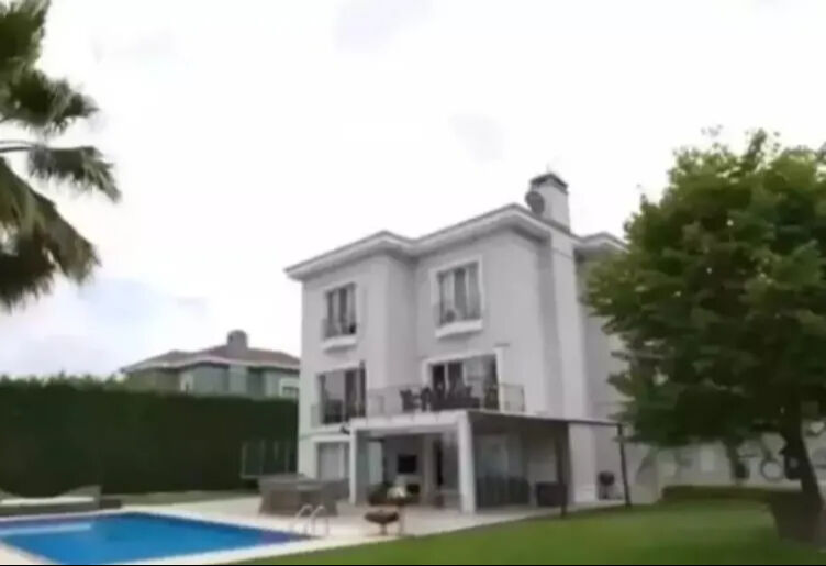 120 milyonluk yatırımdan sonra şimdi de saray gibi ev! Berdan Mardini'nin Beyaz köşkü görenleri şaşırttı - 3. Resim