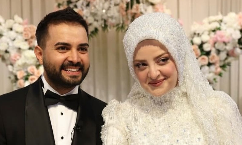 2,5 saatlik takı töreni! Kadir Ezildi’ye düğününde hediyenin hasını kayınbiraderi Fırat Türkmen taktı - 1. Resim