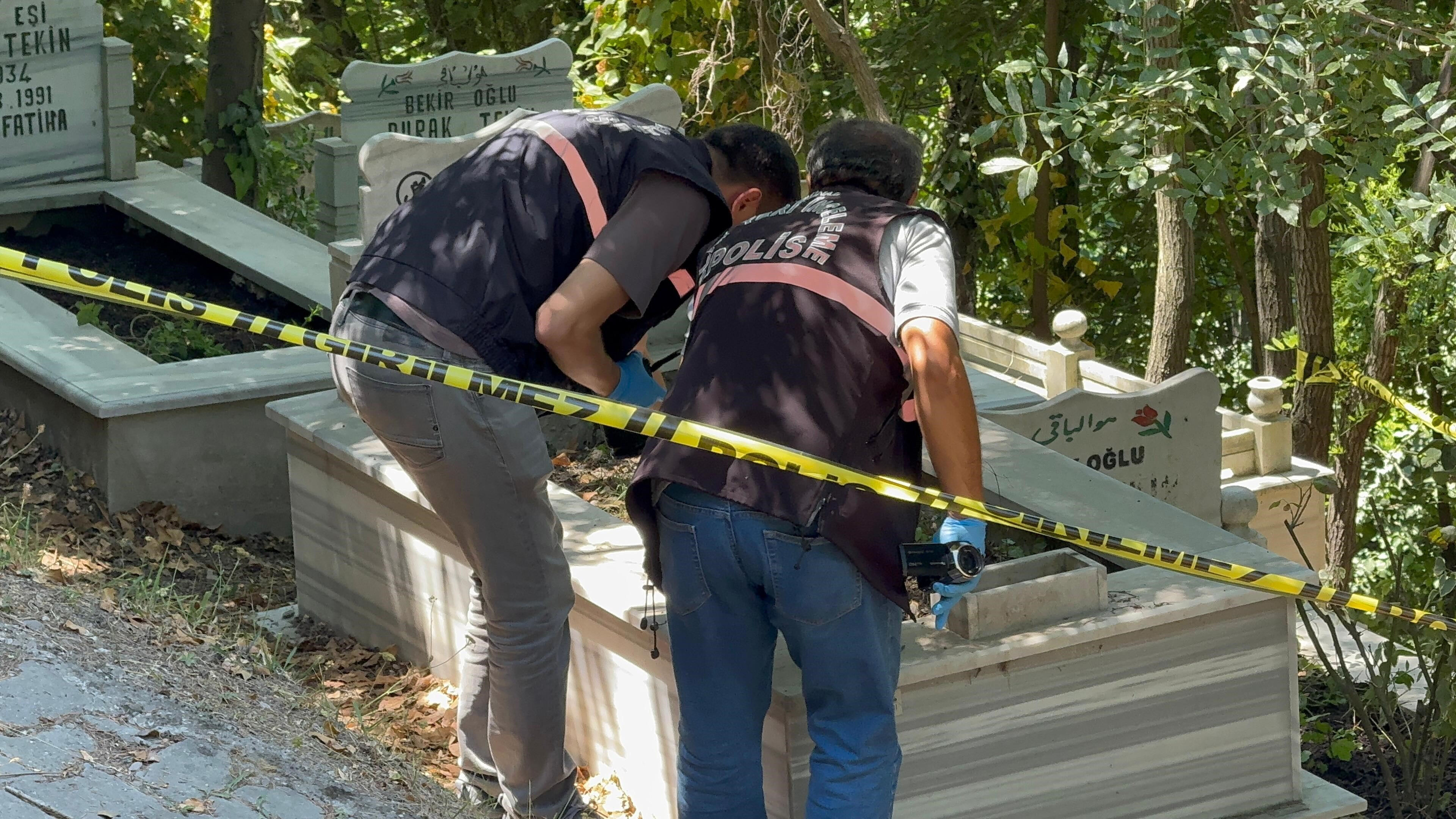 4 yıl önce ölen adamın mezarında ürküten olay! Bal mumundan bebek ve muska bulundu - 1. Resim