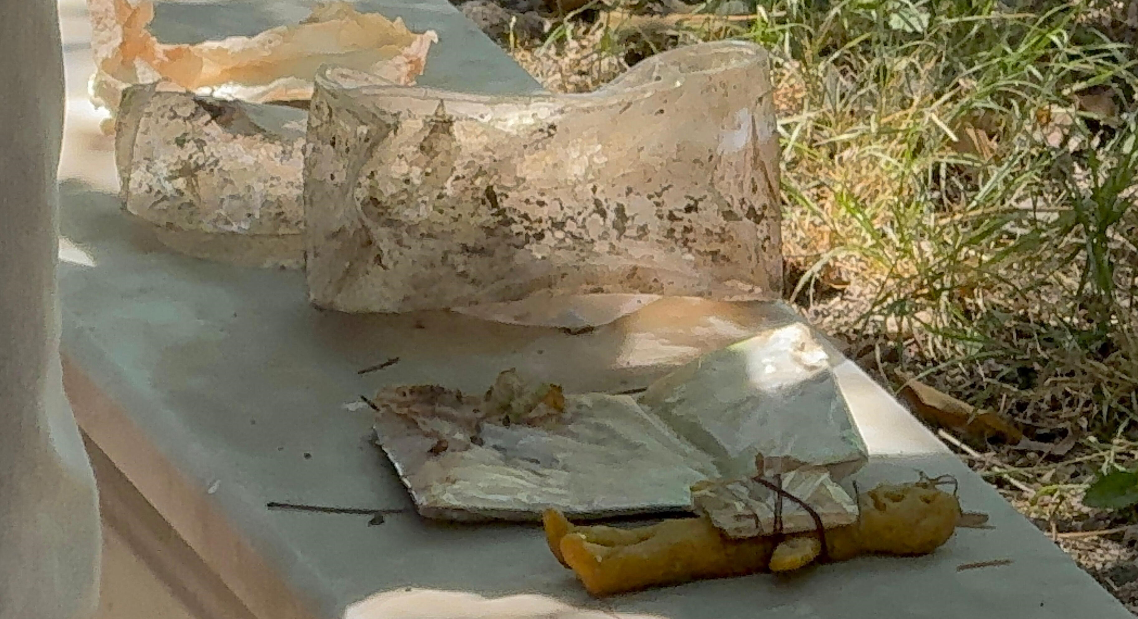 4 yıl önce ölen adamın mezarında ürküten olay! Bal mumundan bebek ve muska bulundu - 3. Resim