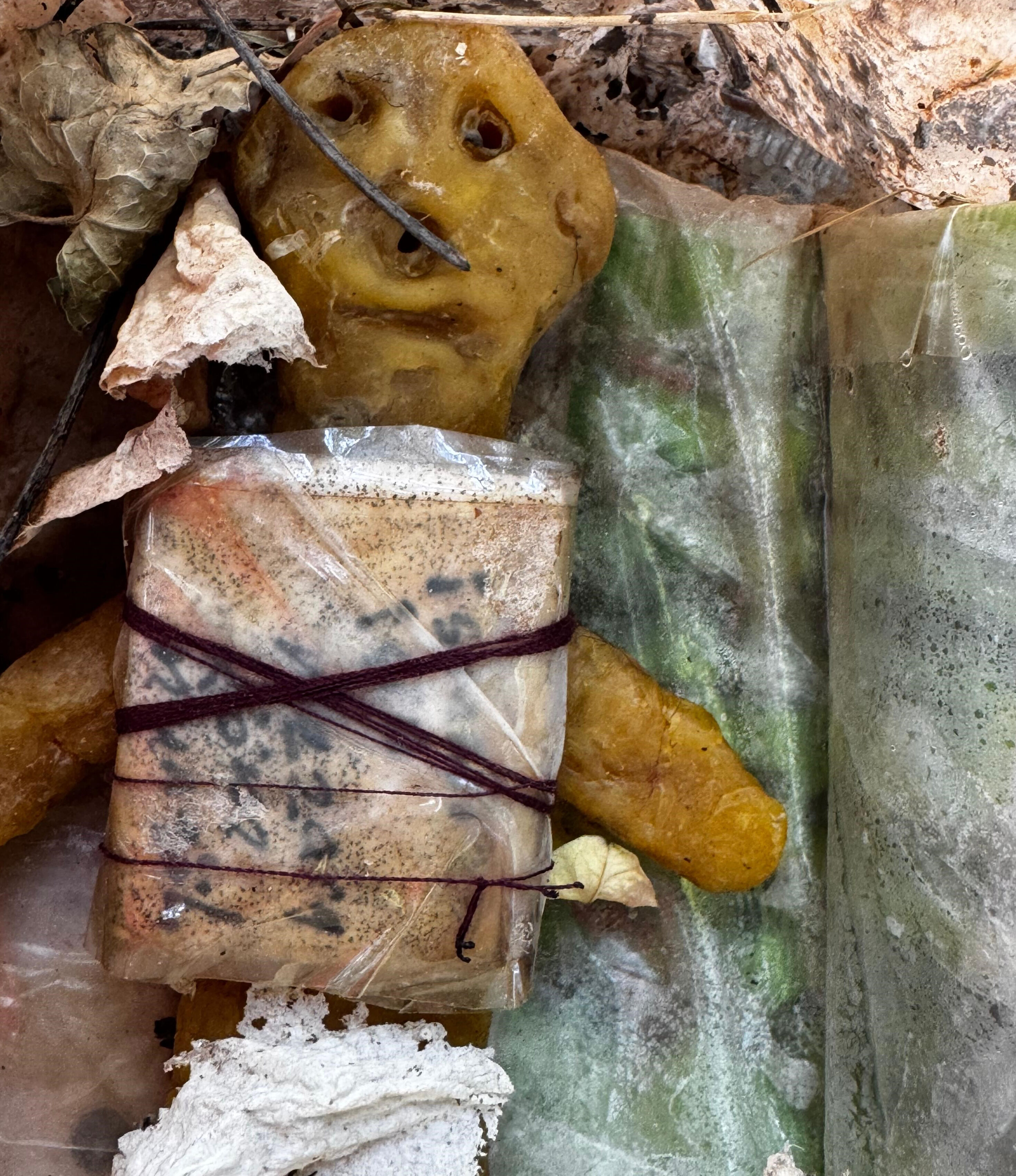 4 yıl önce ölen adamın mezarında ürküten olay! Bal mumundan bebek ve muska bulundu - 2. Resim