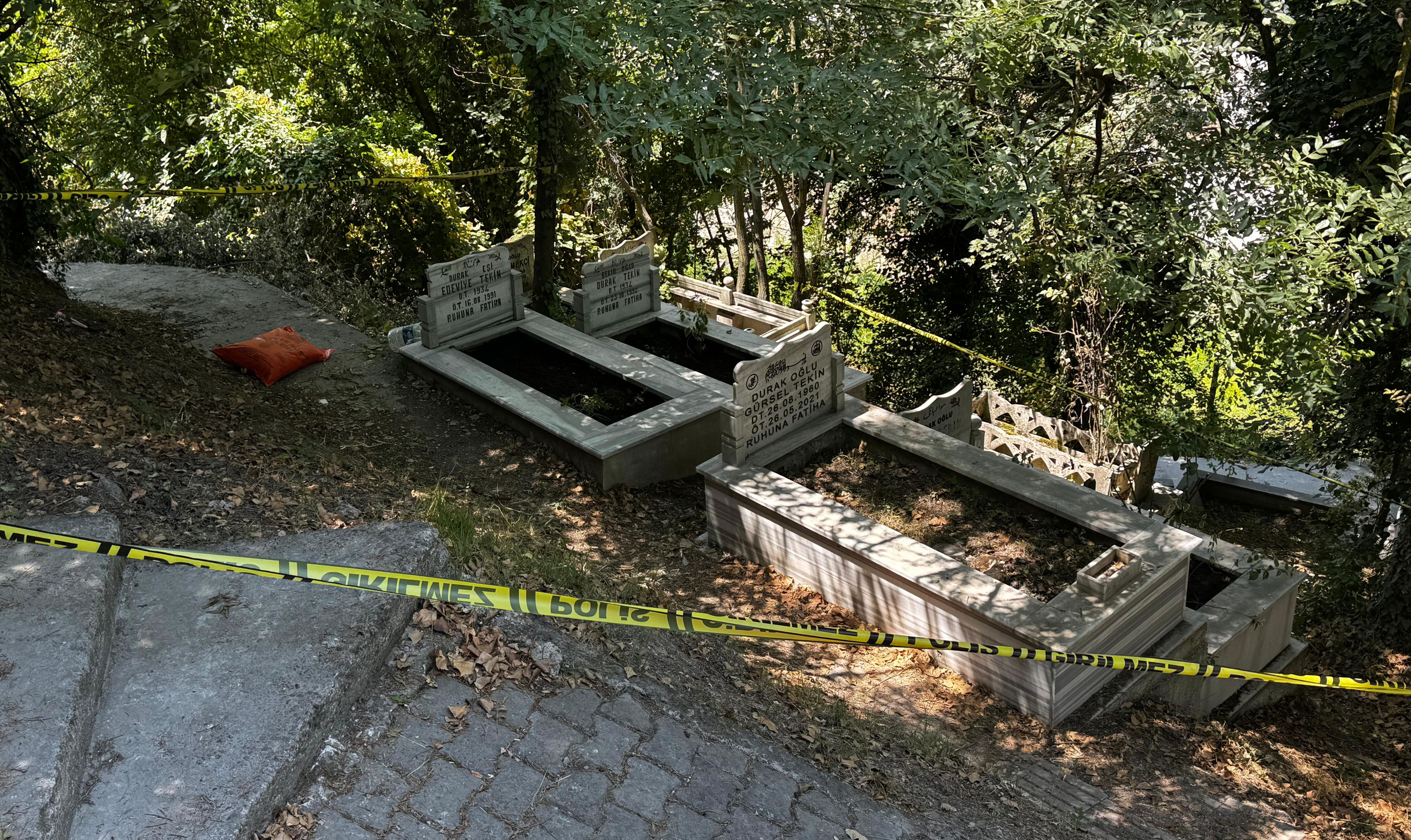 4 yıl önce ölen adamın mezarında ürküten olay! Bal mumundan bebek ve muska bulundu - 4. Resim