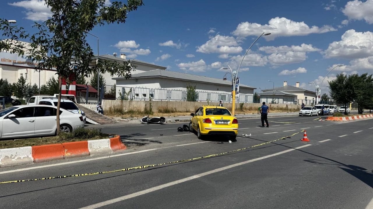 Ağrı’da feci kaza! Motosiklet ticari taksiye çarptı, çift hayatını kaybetti Ağrı’da feci kaza! Motosiklet ticari taksiye çarptı, çift hayatını kaybetti