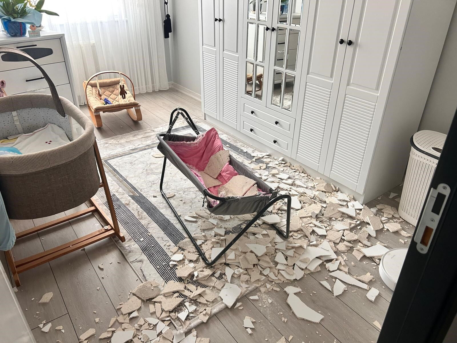 Ankara'da korkunç olay! Tavan sıvası bebek beşiğinin üzerine düştü - 2. Resim