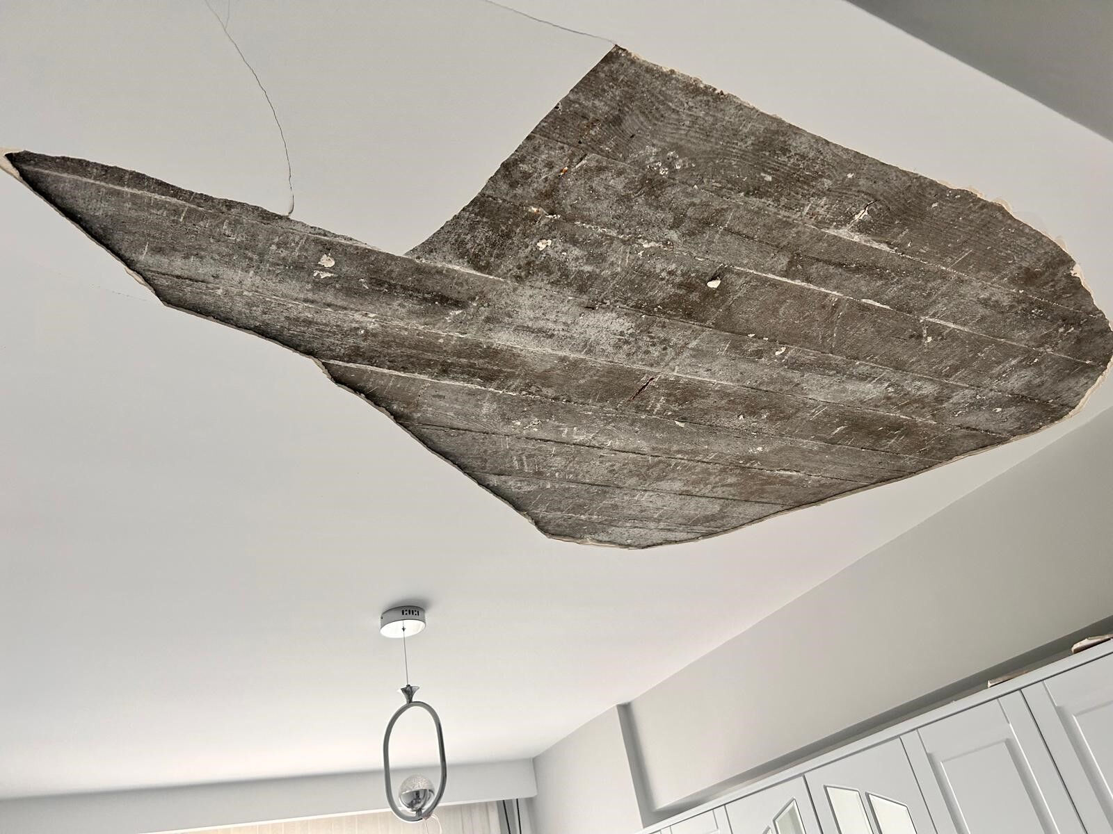 Ankara'da korkunç olay! Tavan sıvası bebek beşiğinin üzerine düştü - 1. Resim