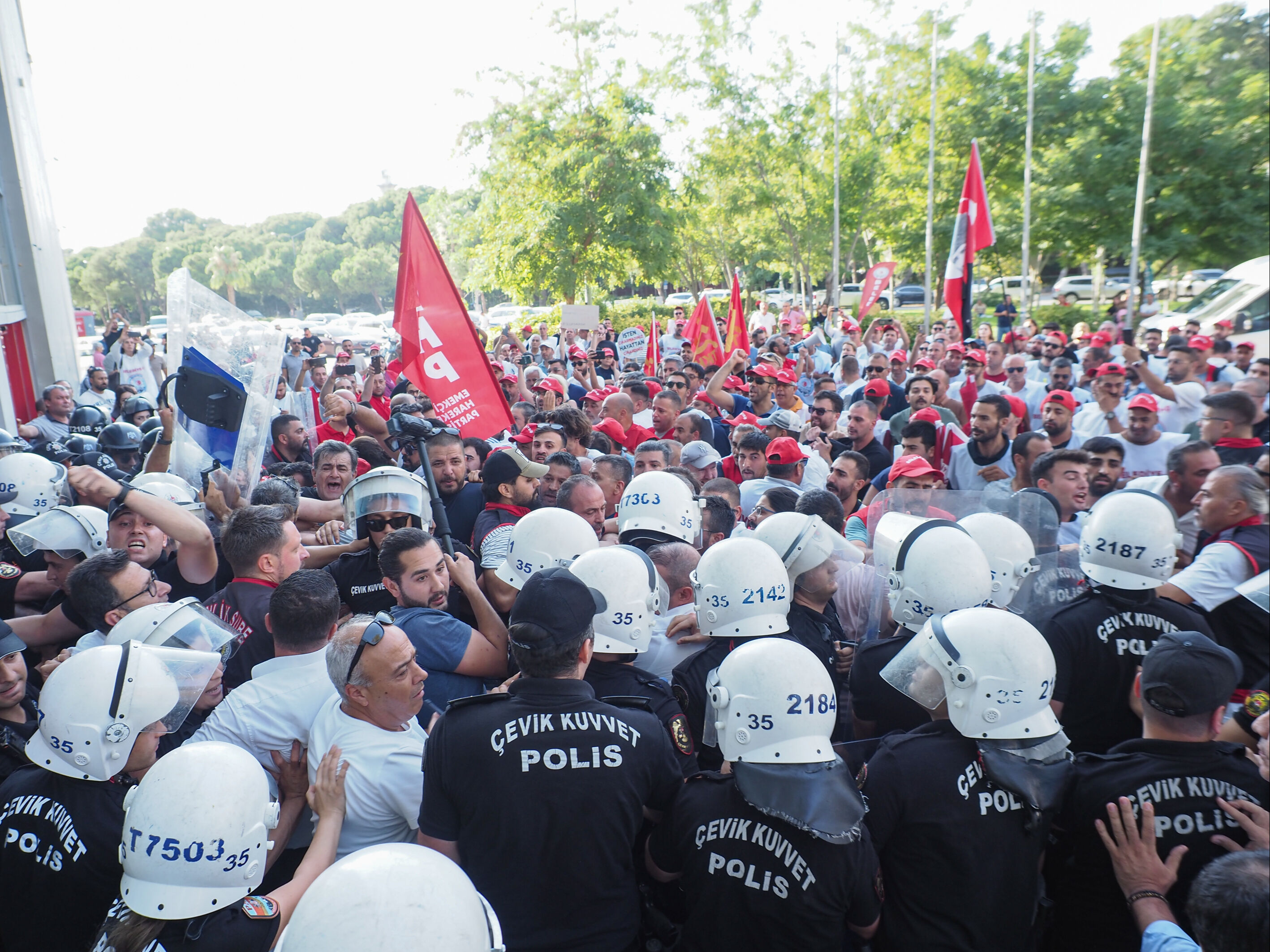CHP'li belediye binasını bastılar! İzmir'de işten atılan iş&ccedil;iler ile polis arasında arbede &ccedil;ıktı - 2. Resim