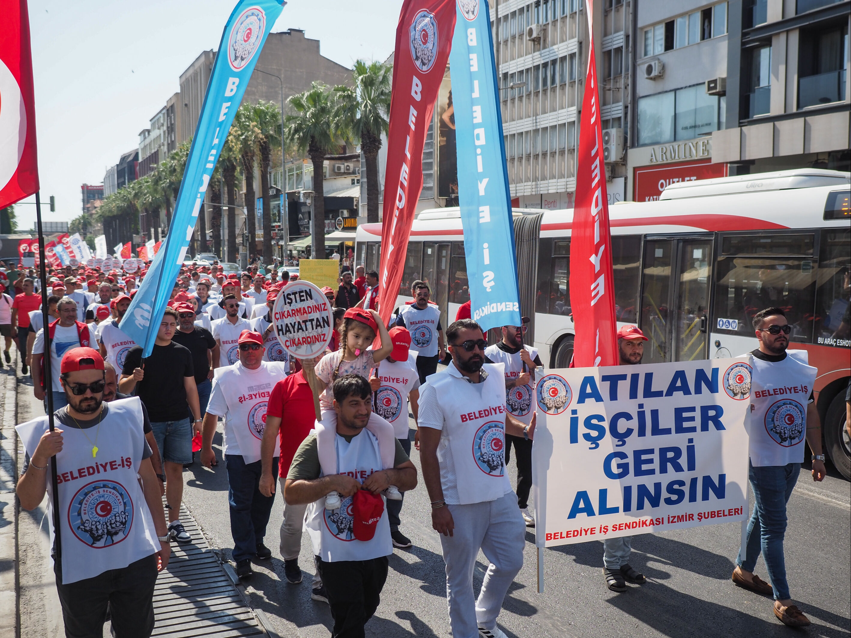 CHP'li belediye binasını bastılar! İzmir'de işten atılan iş&ccedil;iler ile polis arasında arbede &ccedil;ıktı - 1. Resim