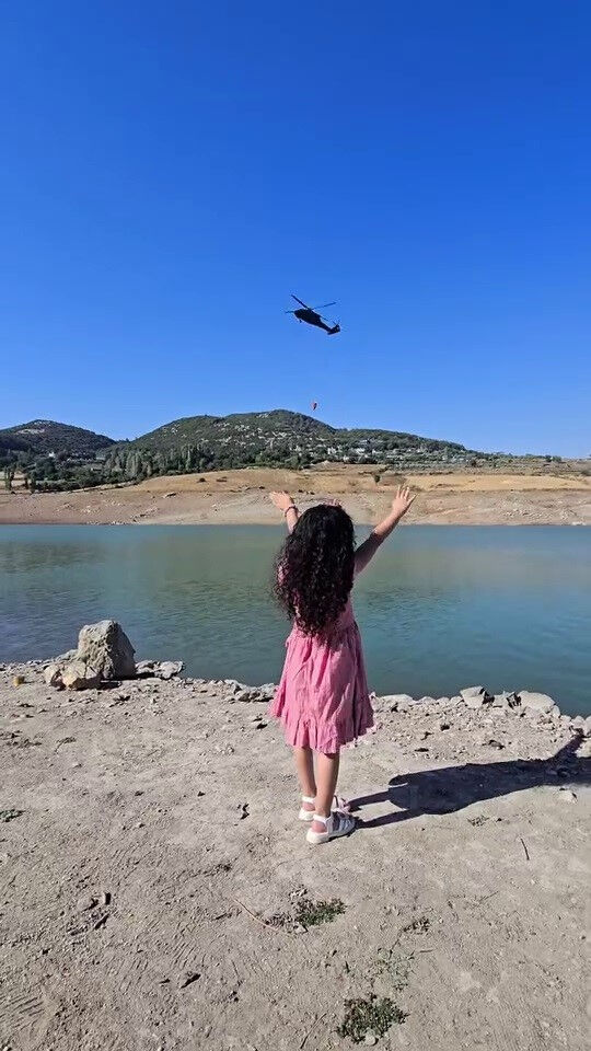 Çocuğa selam göreve devam! Küçük kızın babası konuştu: Pilotların görebileceğini sanmıyordum - 1. Resim