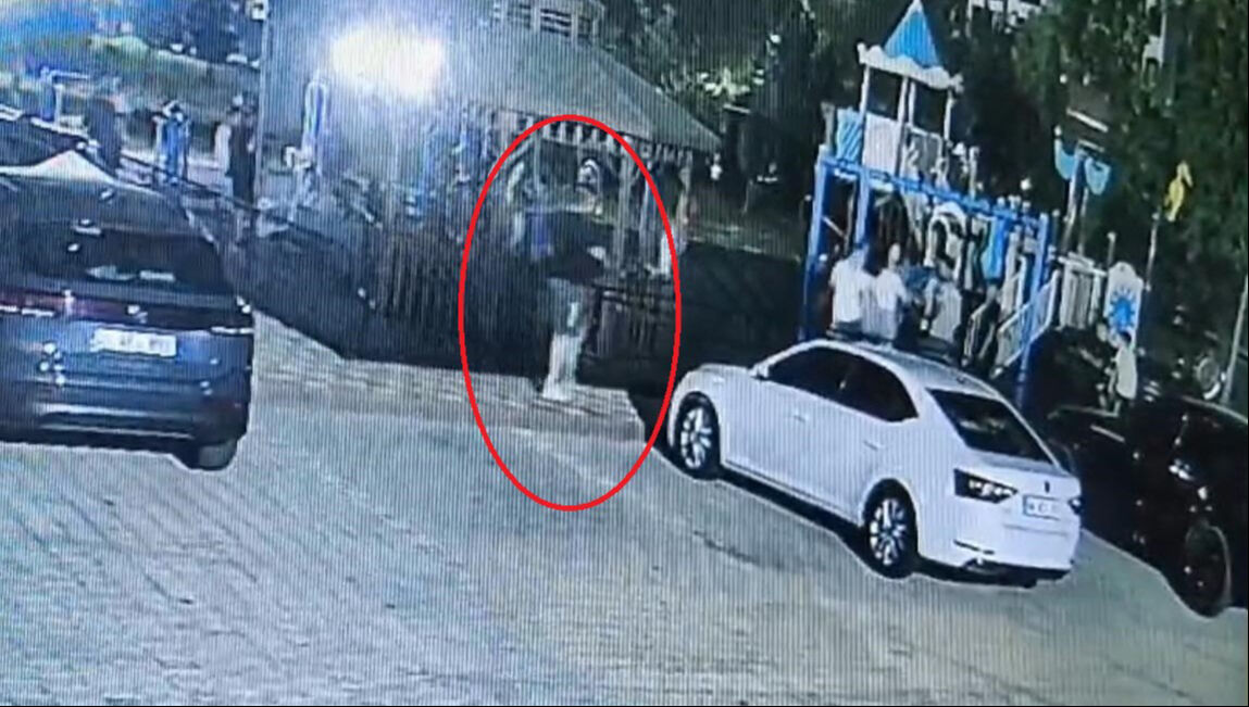 Çocukların kavgasına silahla müdahale etti! Pes dedirten anlar kamerada - 1. Resim