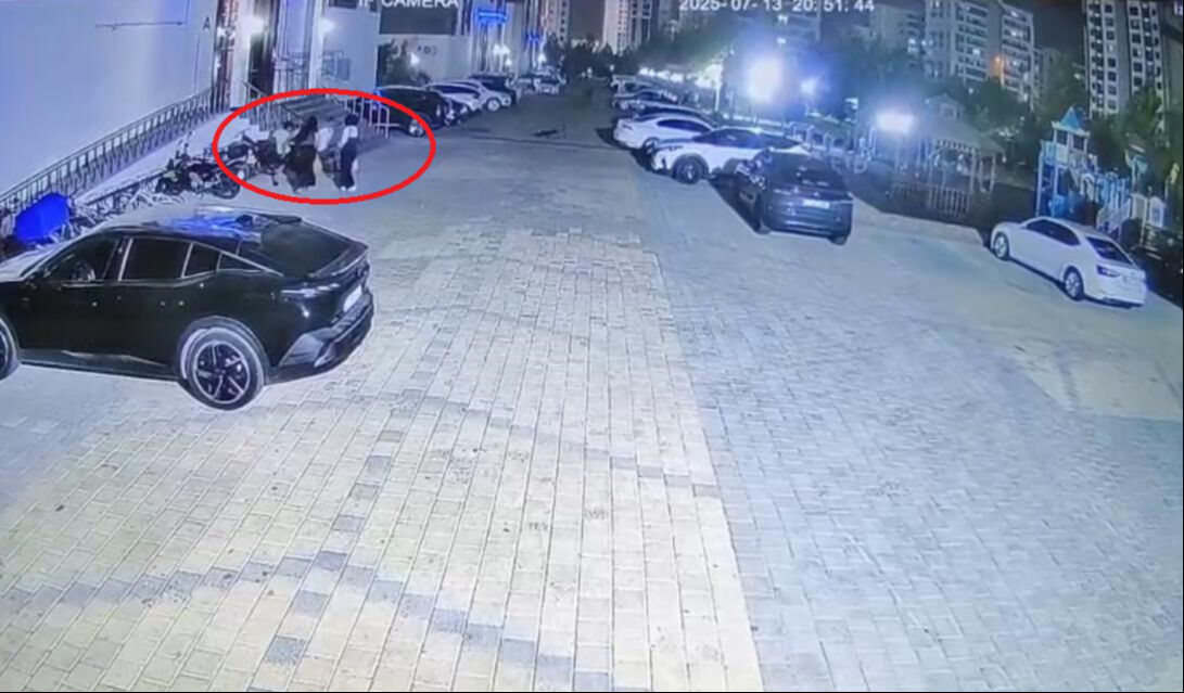 Çocukların kavgasına silahla müdahale etti! Pes dedirten anlar kamerada - 2. Resim