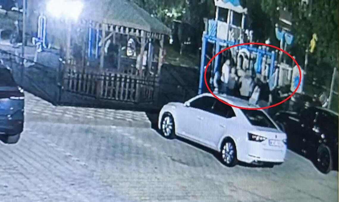 Çocukların kavgasına silahla müdahale etti! Pes dedirten anlar kamerada - 3. Resim