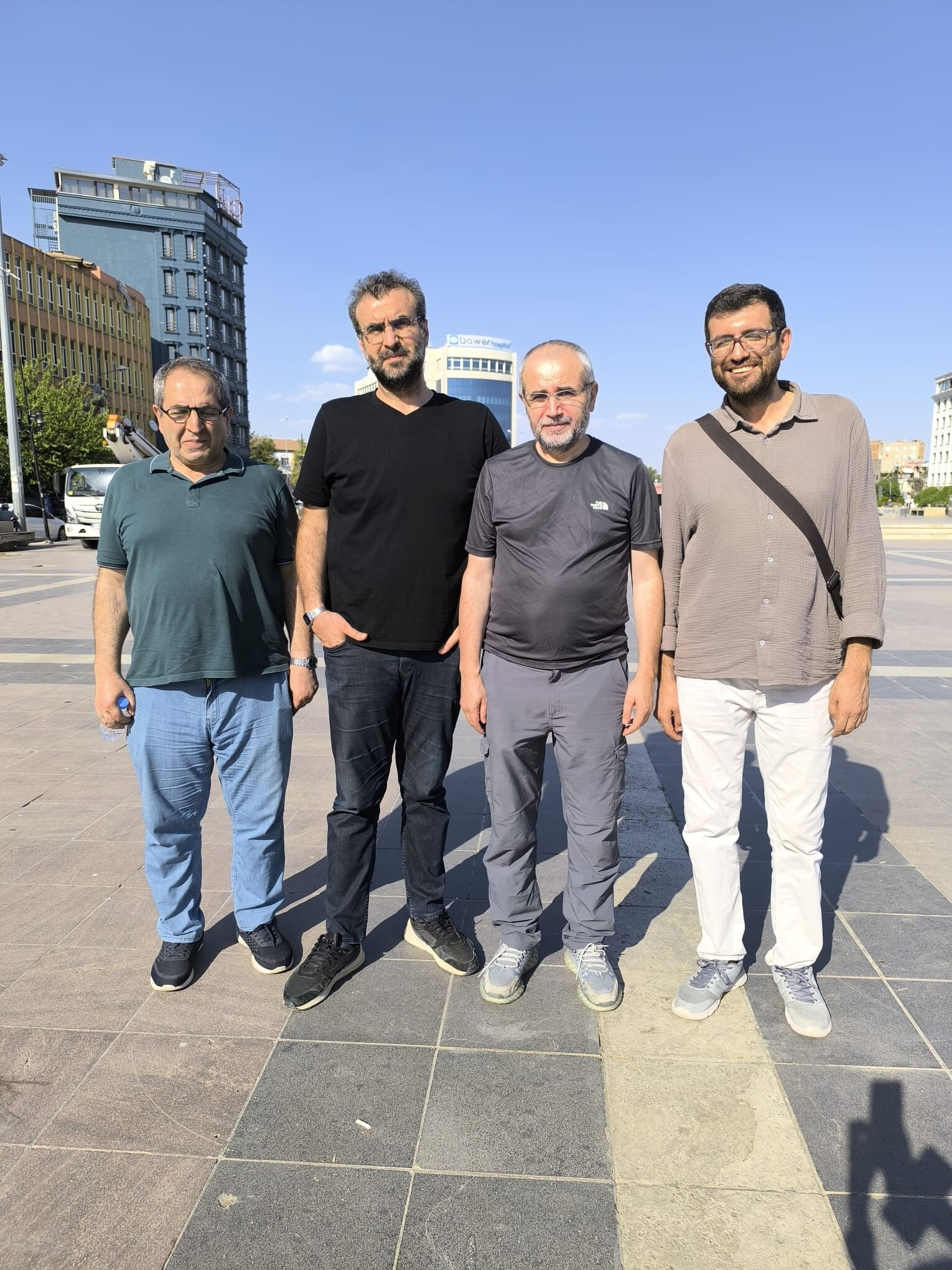 Diyarbakır'da sokağın nabzını tuttuk: Silahlarla korku ve gözyaşı da yandı! - 1. Resim