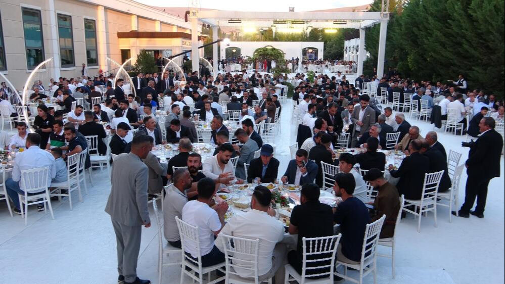 Herkes bu düğünü konuşuyor! Binlerce kişi katıldı, bir kişi takı takmadı - 4. Resim