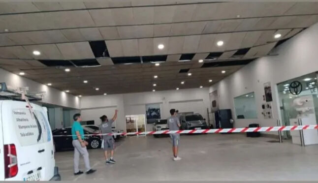 İspanya’da korkutan deprem: Havalimanı çatısı çöktü! - 1. Resim