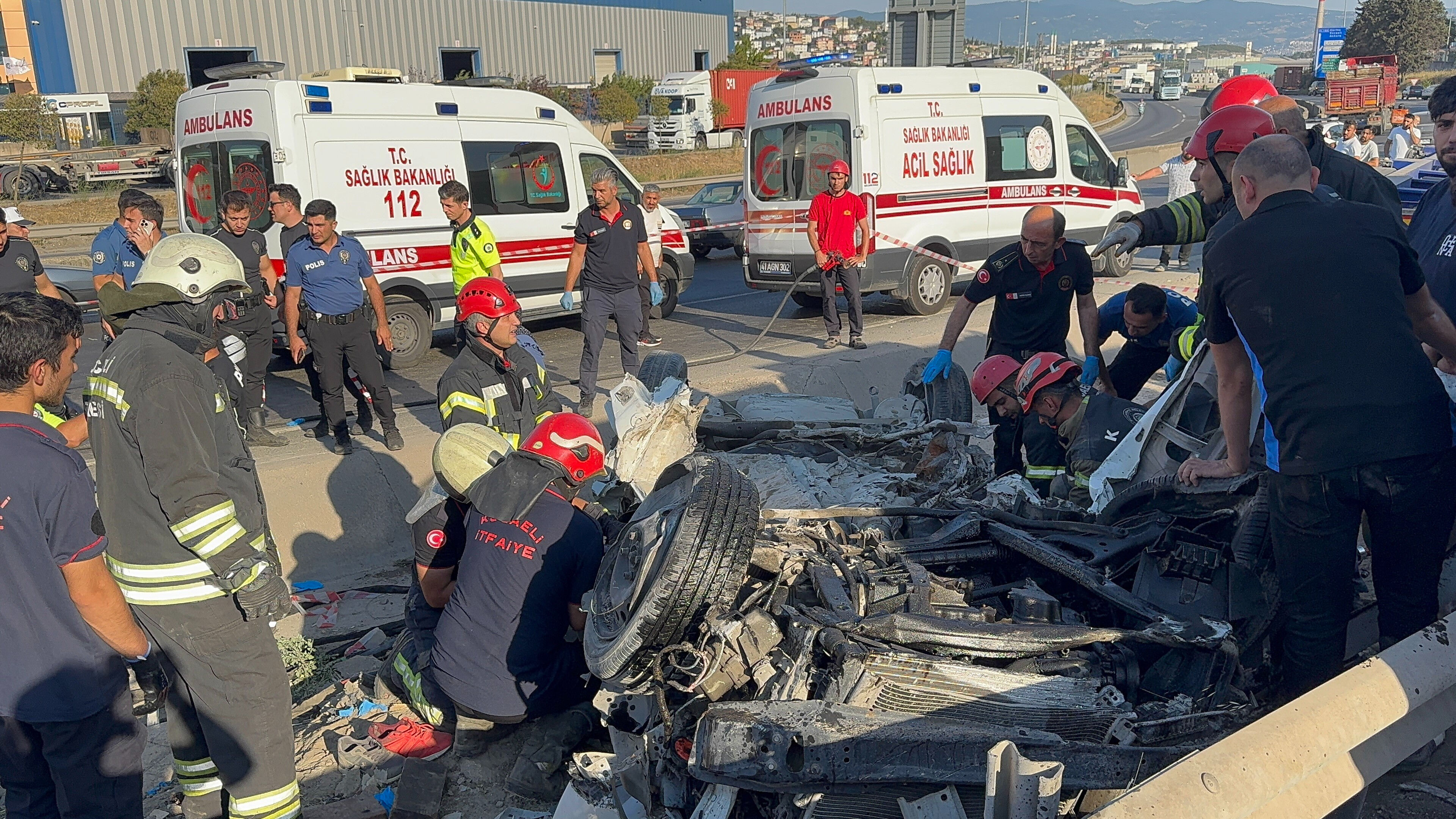 Kocaeli'de yaşanan feci kazada can pazarı! 2 otomobil ve tır birbirine girdi: Ölü ve yaralılar var - 3. Resim