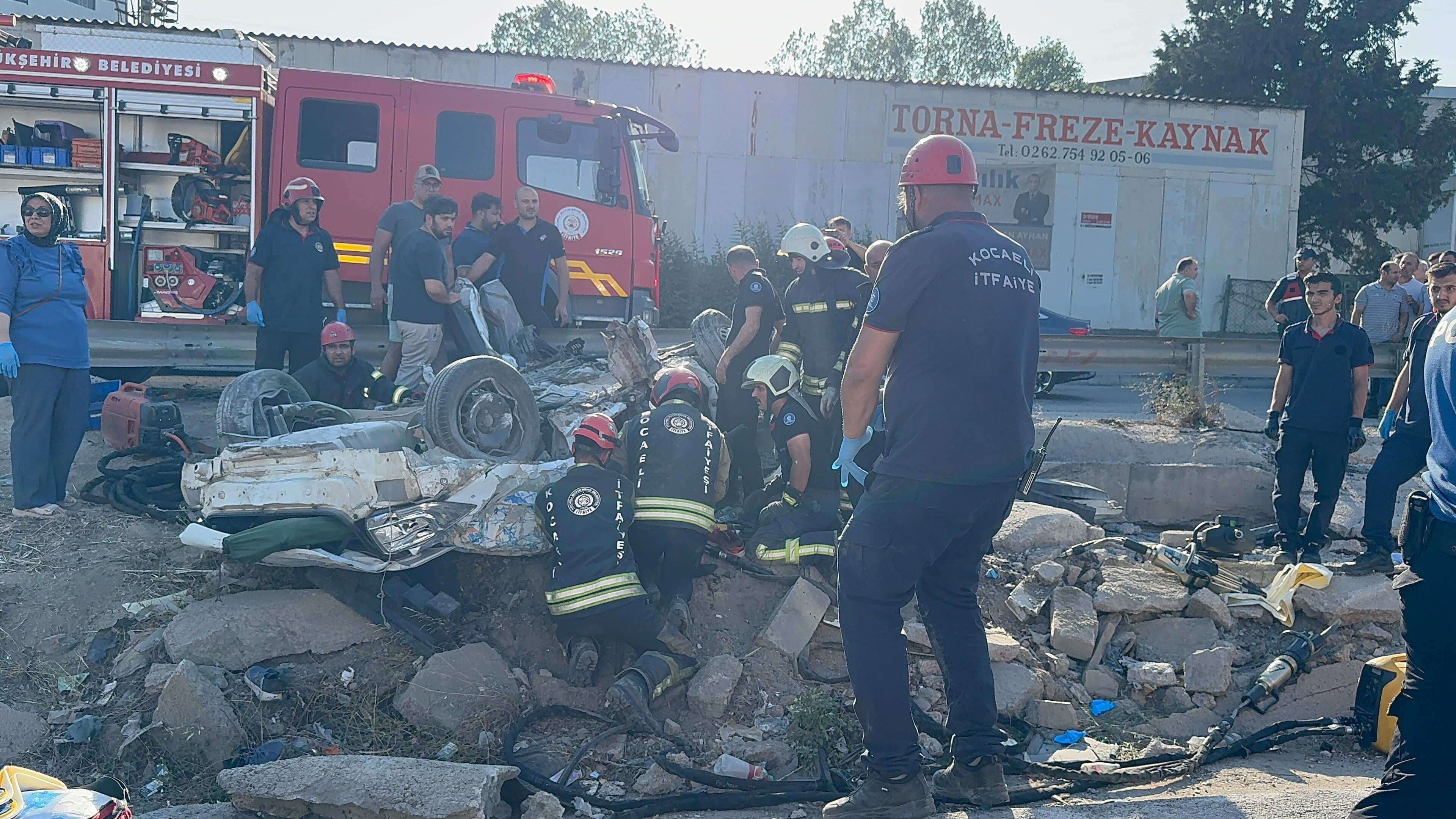 Kocaeli'de yaşanan feci kazada can pazarı! 2 otomobil ve tır birbirine girdi: Ölü ve yaralılar var - 1. Resim