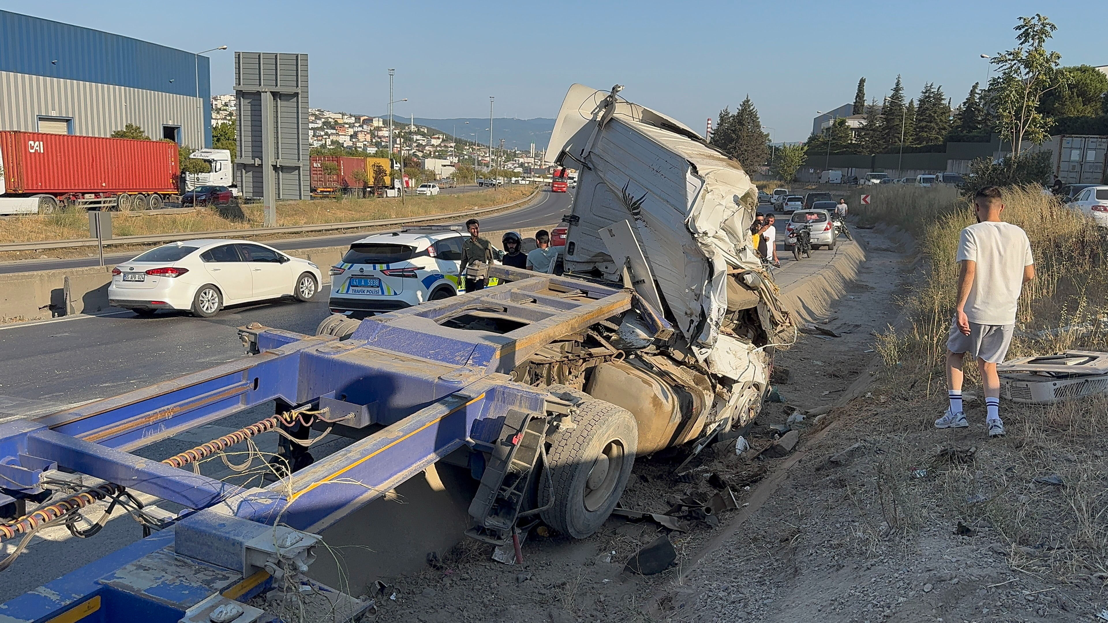 Kocaeli'de yaşanan feci kazada can pazarı! 2 otomobil ve tır birbirine girdi: Ölü ve yaralılar var - 2. Resim