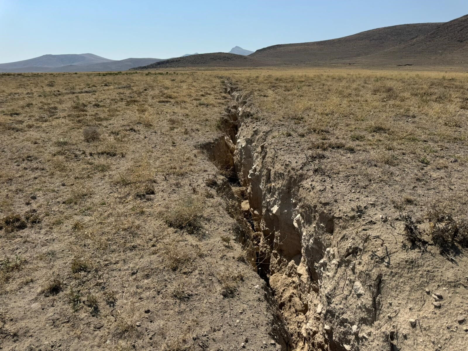 Mahalleli endişeli! Metrelerce uzunluğundaki yarıklar yerleşim yerlerine dayandı - 2. Resim