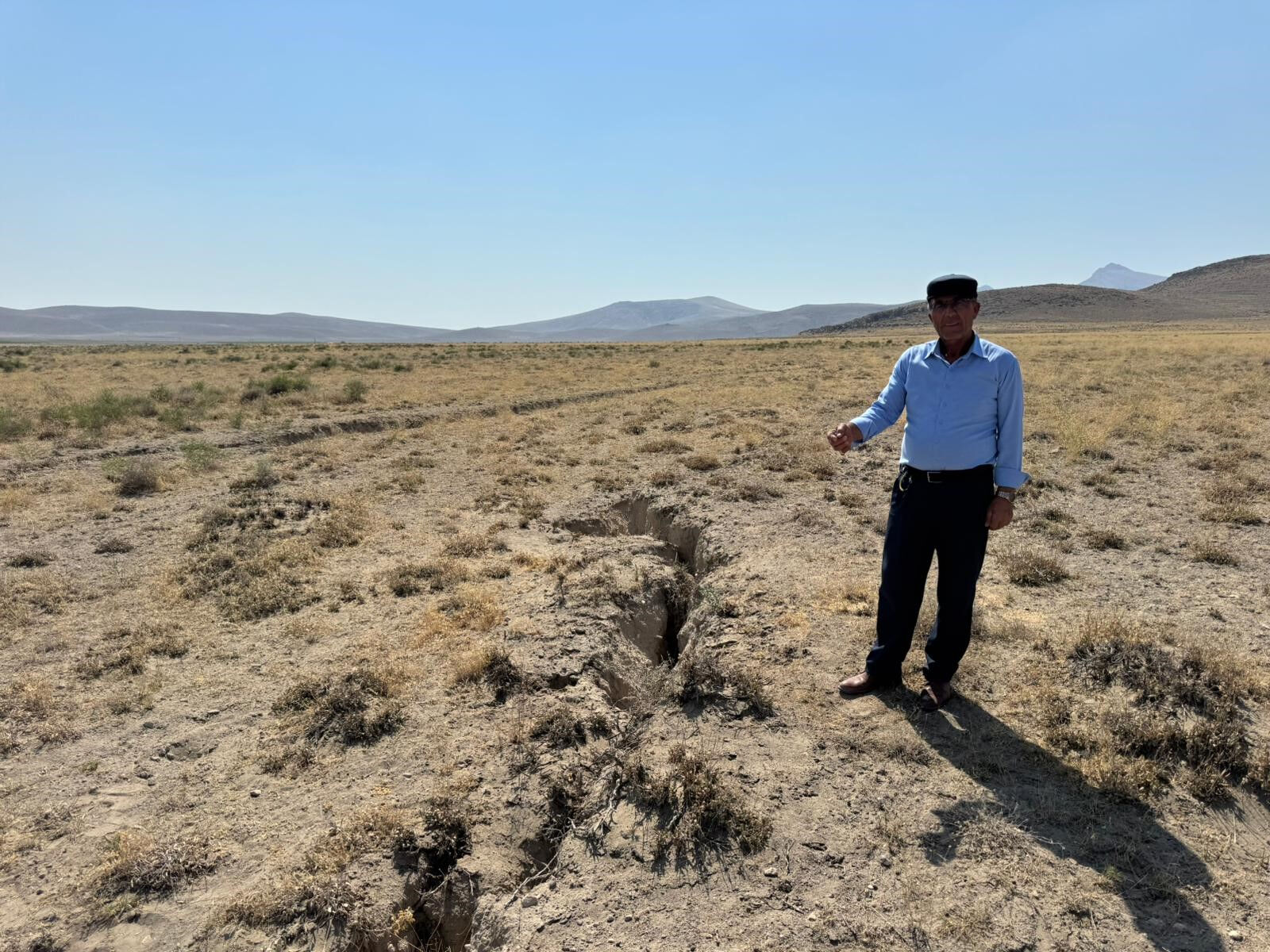 Mahalleli endişeli! Metrelerce uzunluğundaki yarıklar yerleşim yerlerine dayandı - 3. Resim