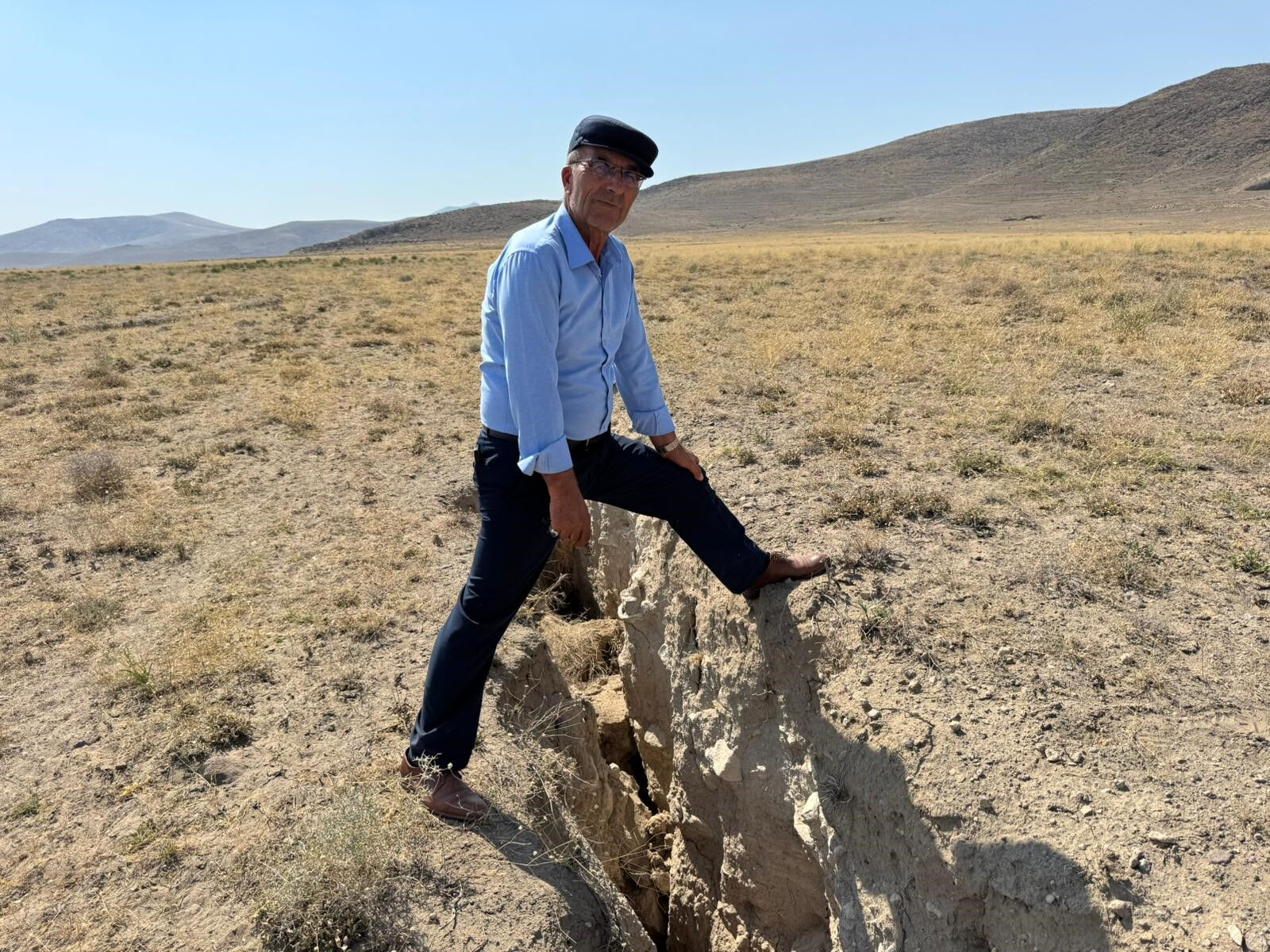 Mahalleli endişeli! Metrelerce uzunluğundaki yarıklar yerleşim yerlerine dayandı - 1. Resim