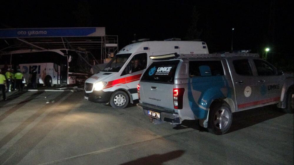 Malatya'da yolcu otobüsü, akaryakıt istasyonuna daldı! Çok sayıda yaralı var - 1. Resim