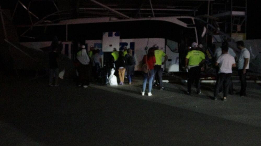 Malatya'da yolcu otobüsü, akaryakıt istasyonuna daldı! Çok sayıda yaralı var - 2. Resim